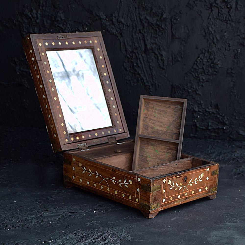 Boîte à raser Hoshiarpur de la fin du 19e siècle
Un charmant exemple de boîte à raser indienne Hoshiarpur de la fin du 19e siècle. Forme primitive avec insert de miroir pliant et boîte de levage à compartiments. Bordure et incrustation en laiton,