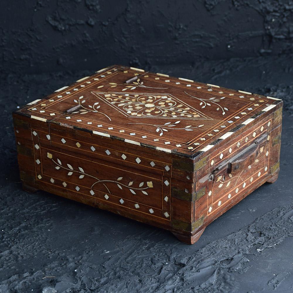 Wood Late 19th Century Hoshiarpur Shaving Box For Sale