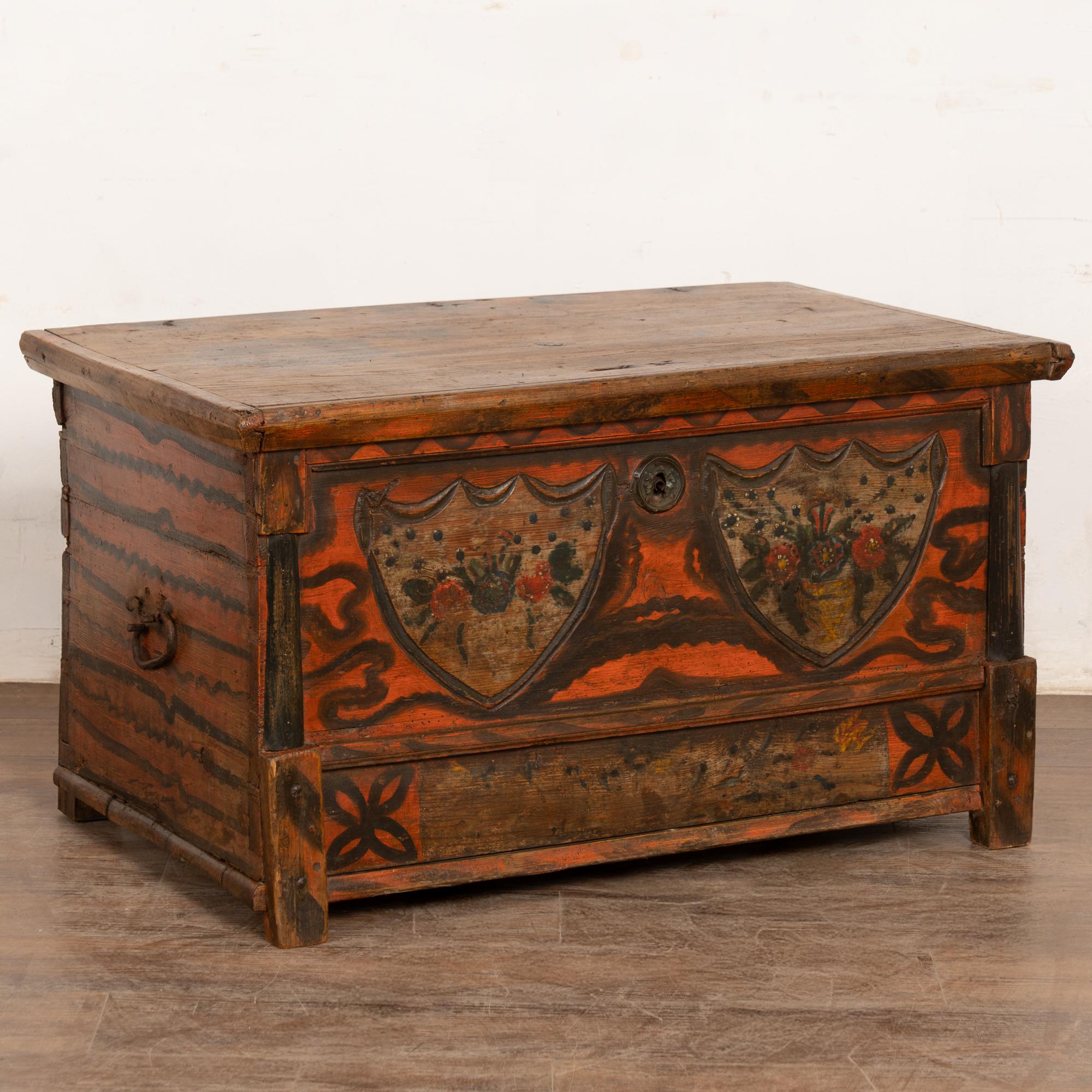 Baule a piano in pino ungherese della fine del XIX secolo con finitura originale dipinta in stile folkloristico nei toni del rosso-arancio.
L'abitacolo è dotato di una piccola 