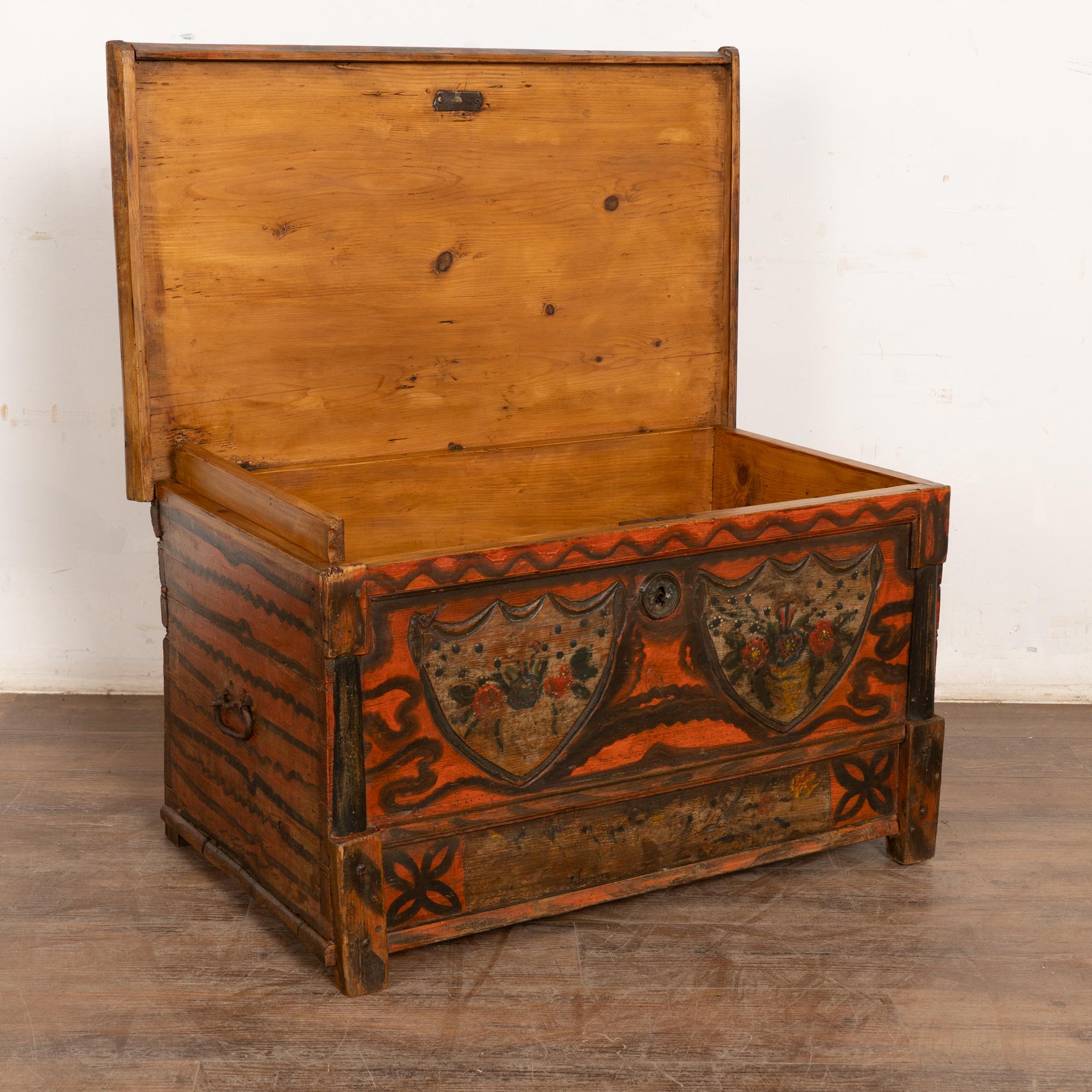 Fatto a mano Baule di pino dipinto originale ungherese della fine del XIX secolo in vendita