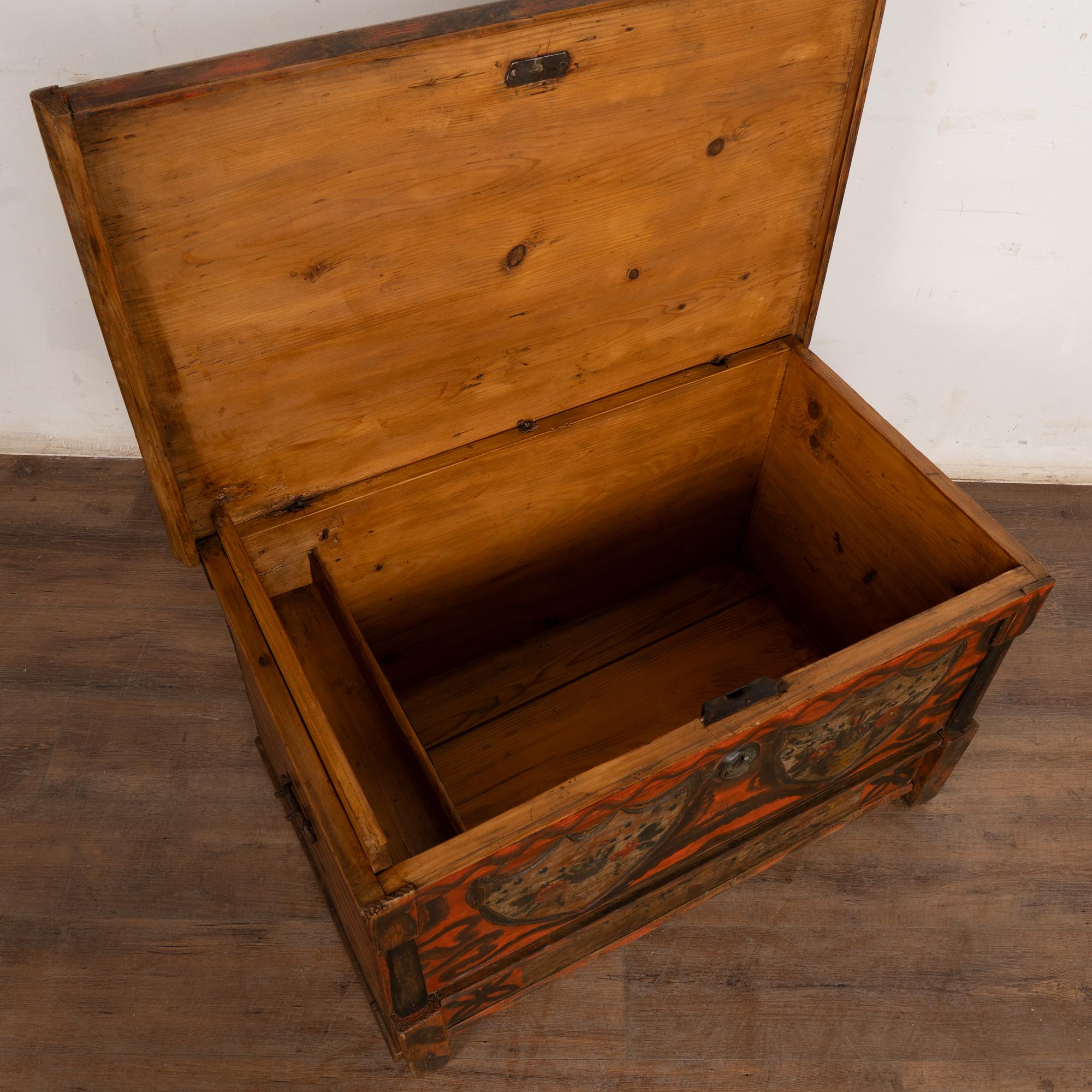 Baule di pino dipinto originale ungherese della fine del XIX secolo In condizioni deteriorate in vendita a Round Top, TX