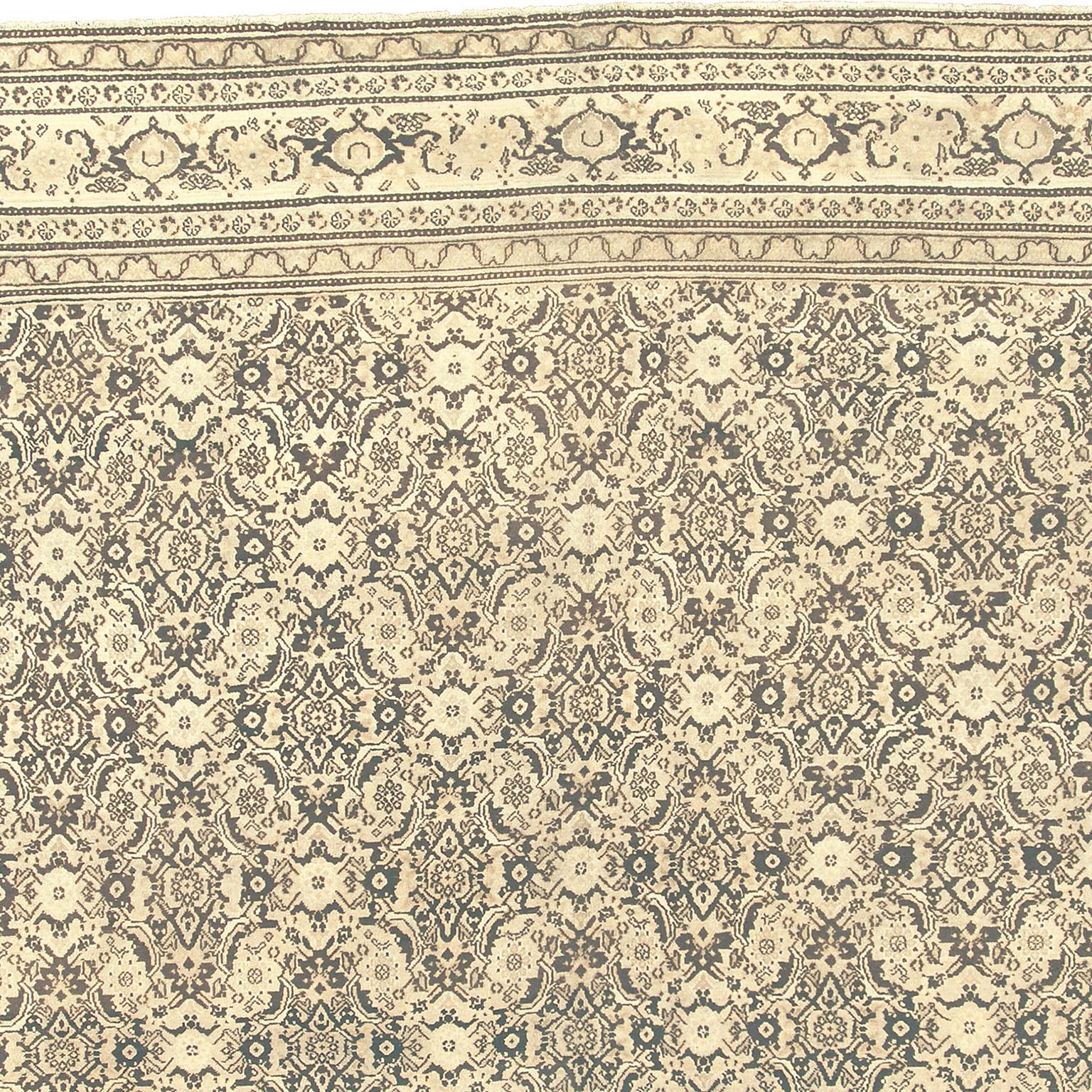 Late 19th Century Indian Agra Rug In Good Condition For Sale In New York, NY