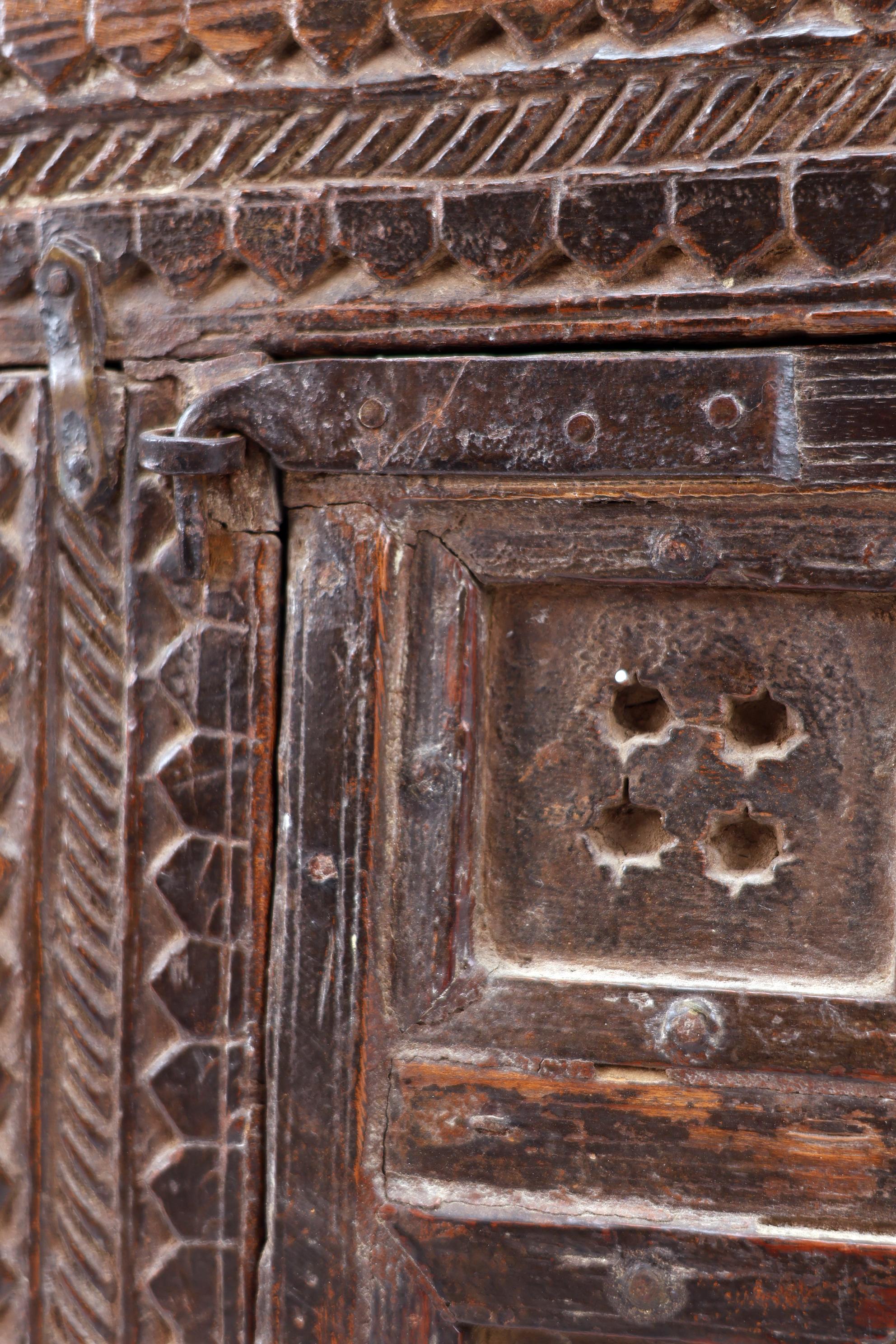 Cassettone indiano della fine del XIX secolo, in legno dolce e ferro, montato su una cassa per dote in vendita 3