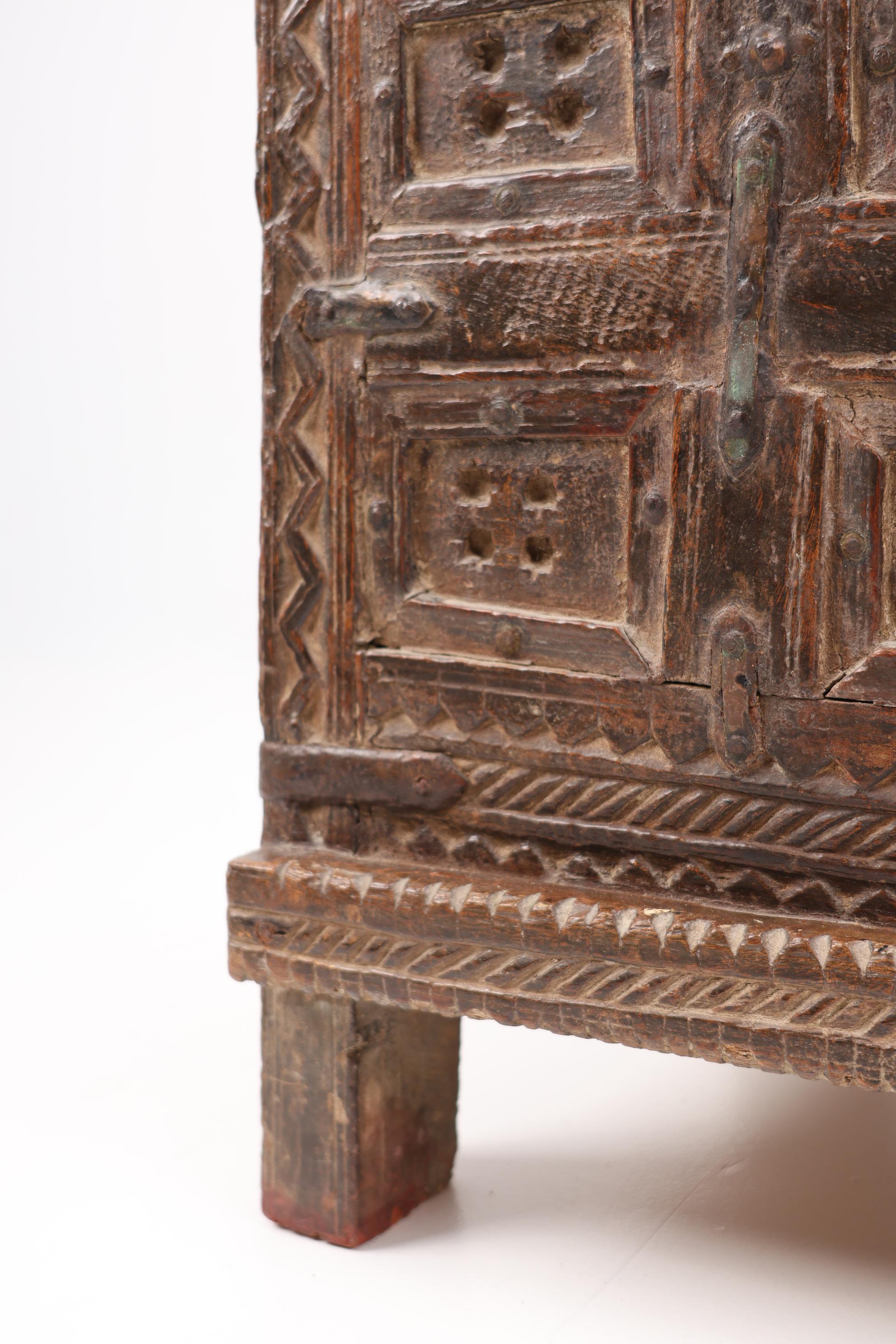 Cassettone indiano della fine del XIX secolo, in legno dolce e ferro, montato su una cassa per dote in vendita 4