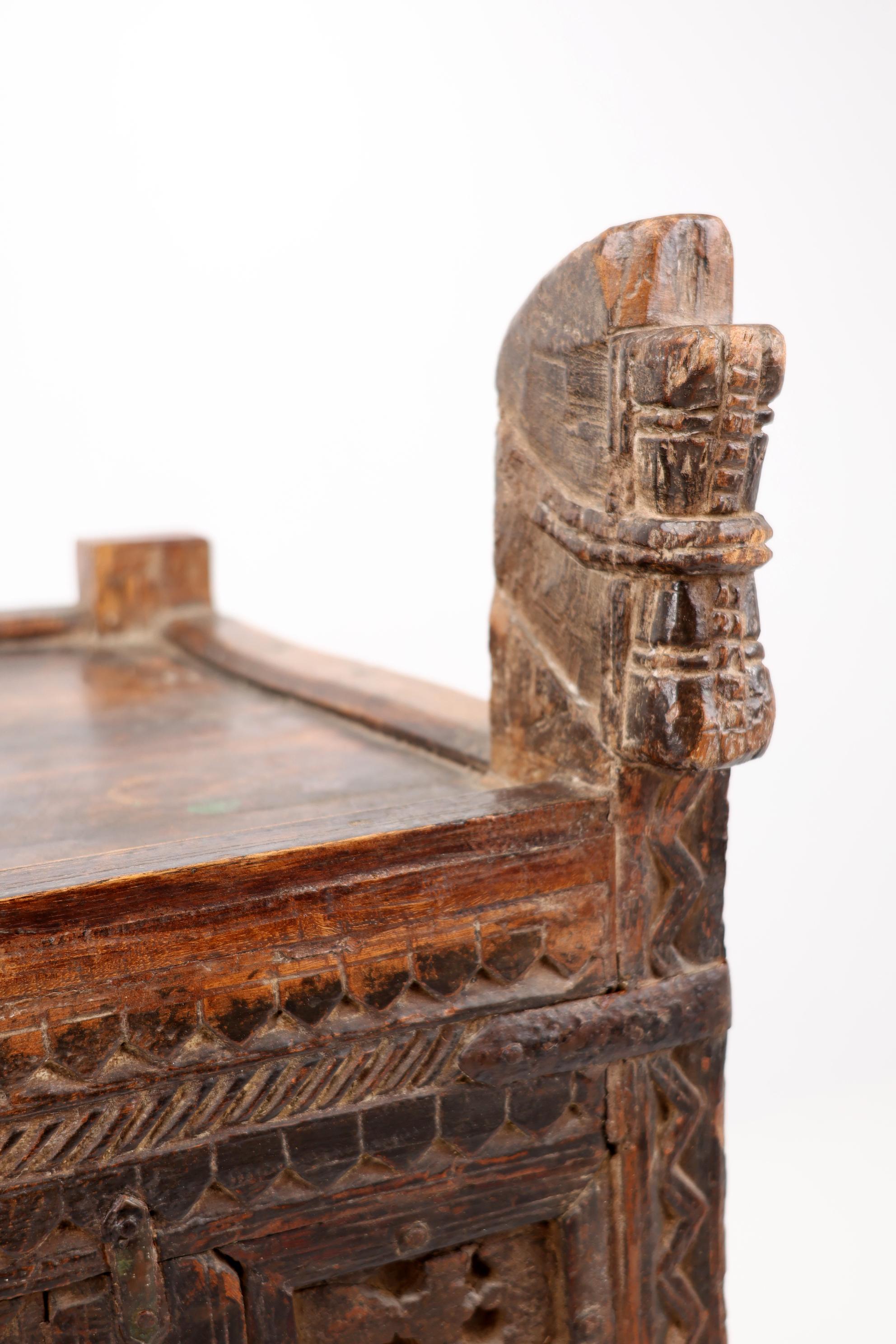 Cassettone indiano della fine del XIX secolo, in legno dolce e ferro, montato su una cassa per dote in vendita 5