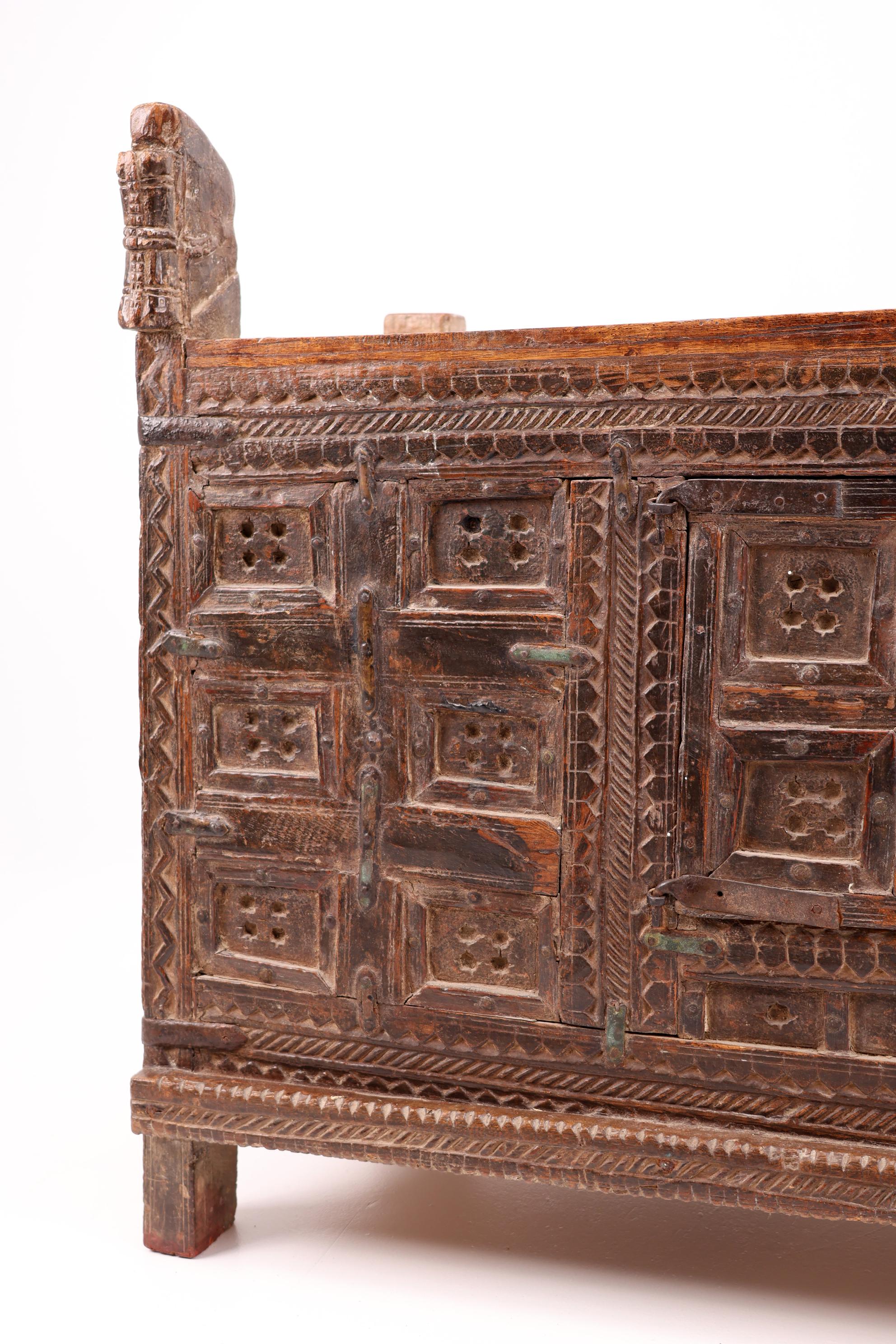 Cassettone indiano della fine del XIX secolo, in legno dolce e ferro, montato su una cassa per dote in vendita 6