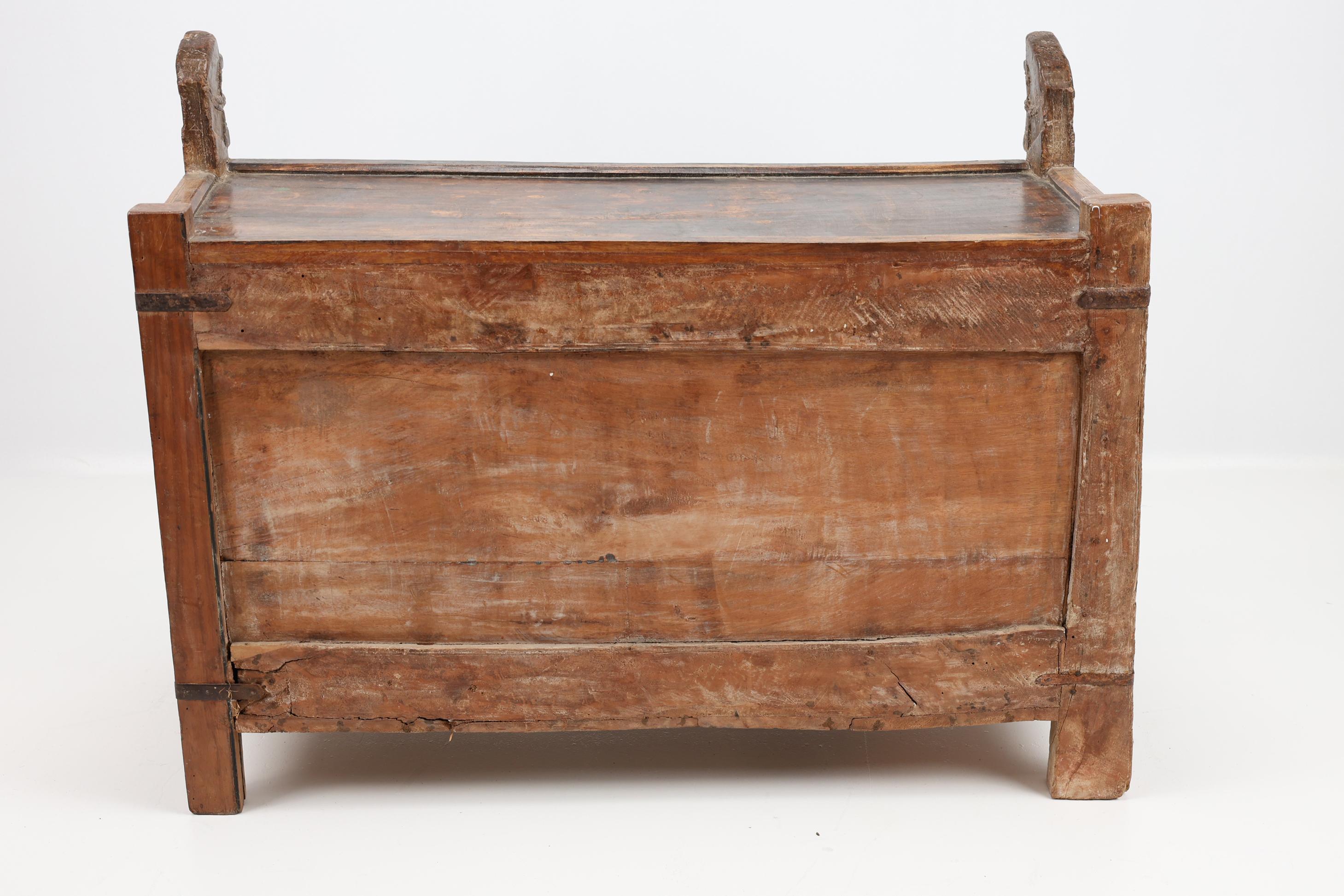 Cassettone indiano della fine del XIX secolo, in legno dolce e ferro, montato su una cassa per dote in vendita 9