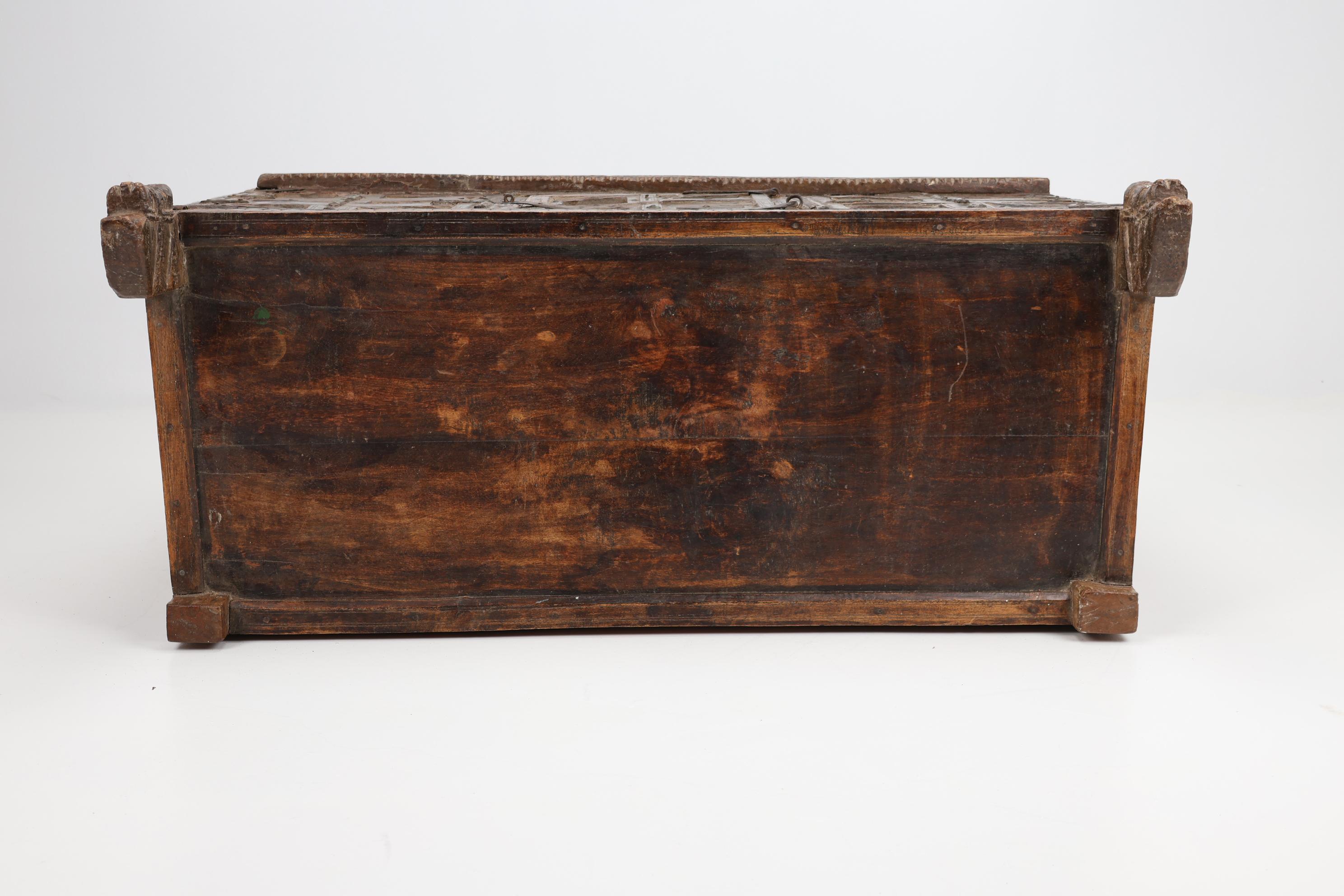 Cassettone indiano della fine del XIX secolo, in legno dolce e ferro, montato su una cassa per dote in vendita 10