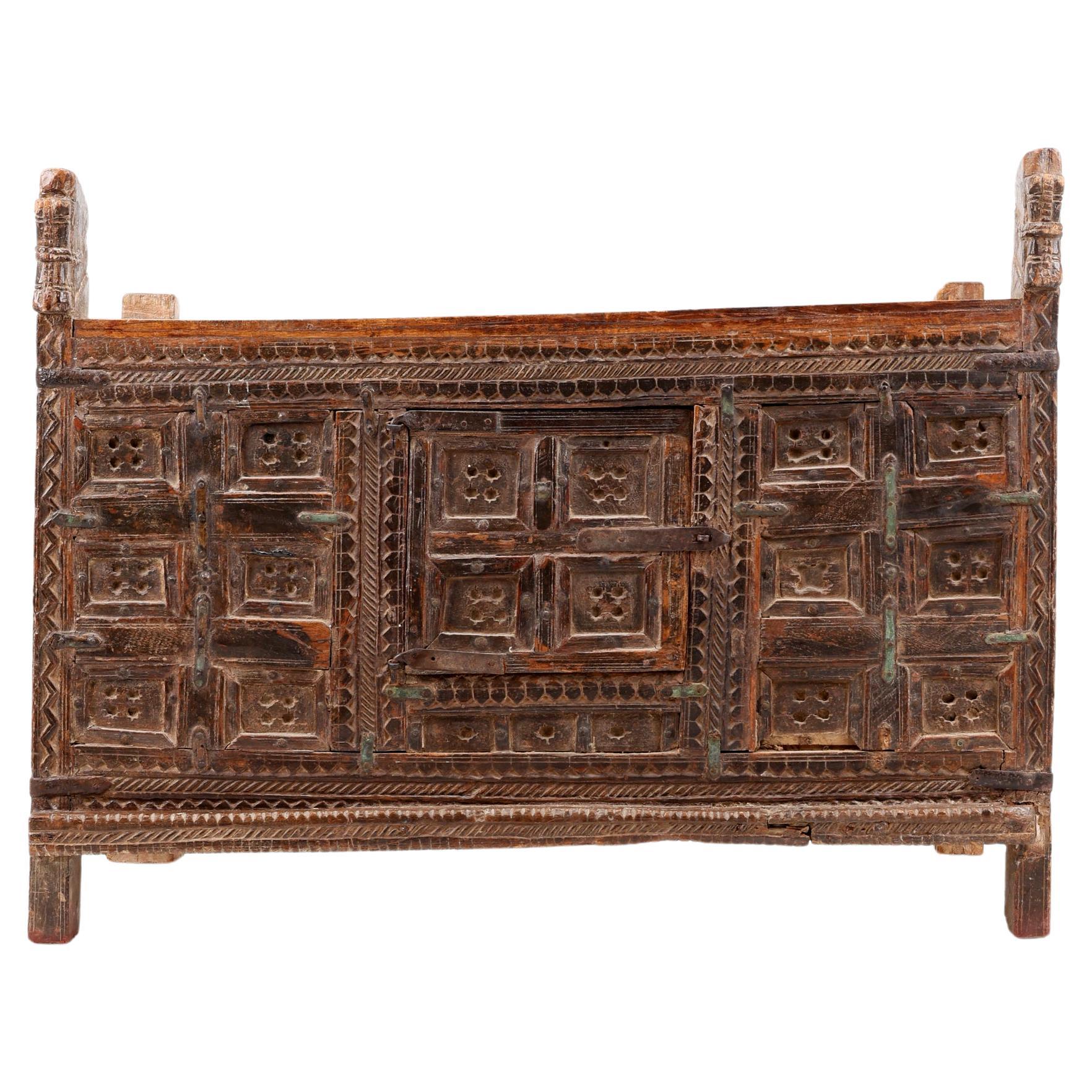 Una cassapanca della fine del XIX secolo,
Legno dolce
India, 1890 circa

Una cassapanca indiana della fine del XIX secolo in legno dolce e ferro, dotata di porta.

Dimensioni:

Altezza 83 cm, 
Larghezza 108 cm, 
Profondità 58 cm.

Condizioni:
Le