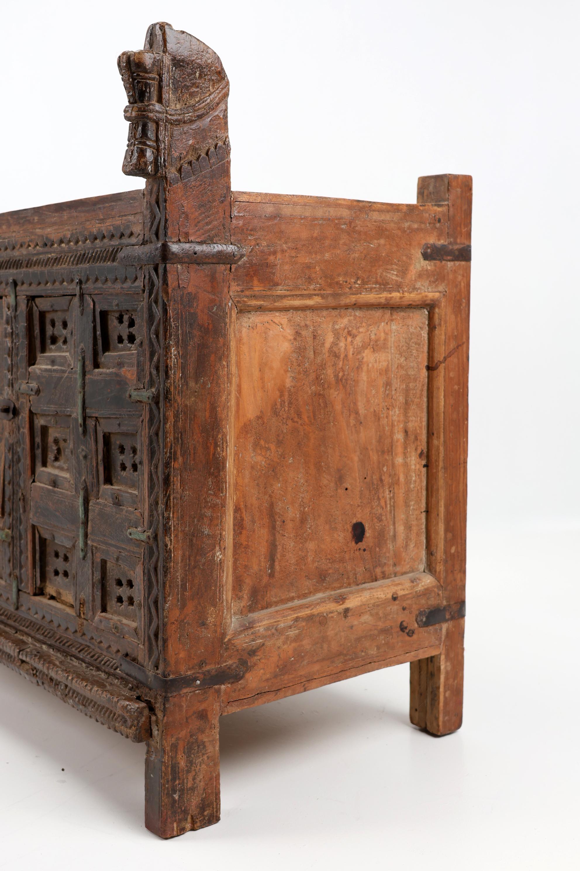 Indiano Cassettone indiano della fine del XIX secolo, in legno dolce e ferro, montato su una cassa per dote in vendita