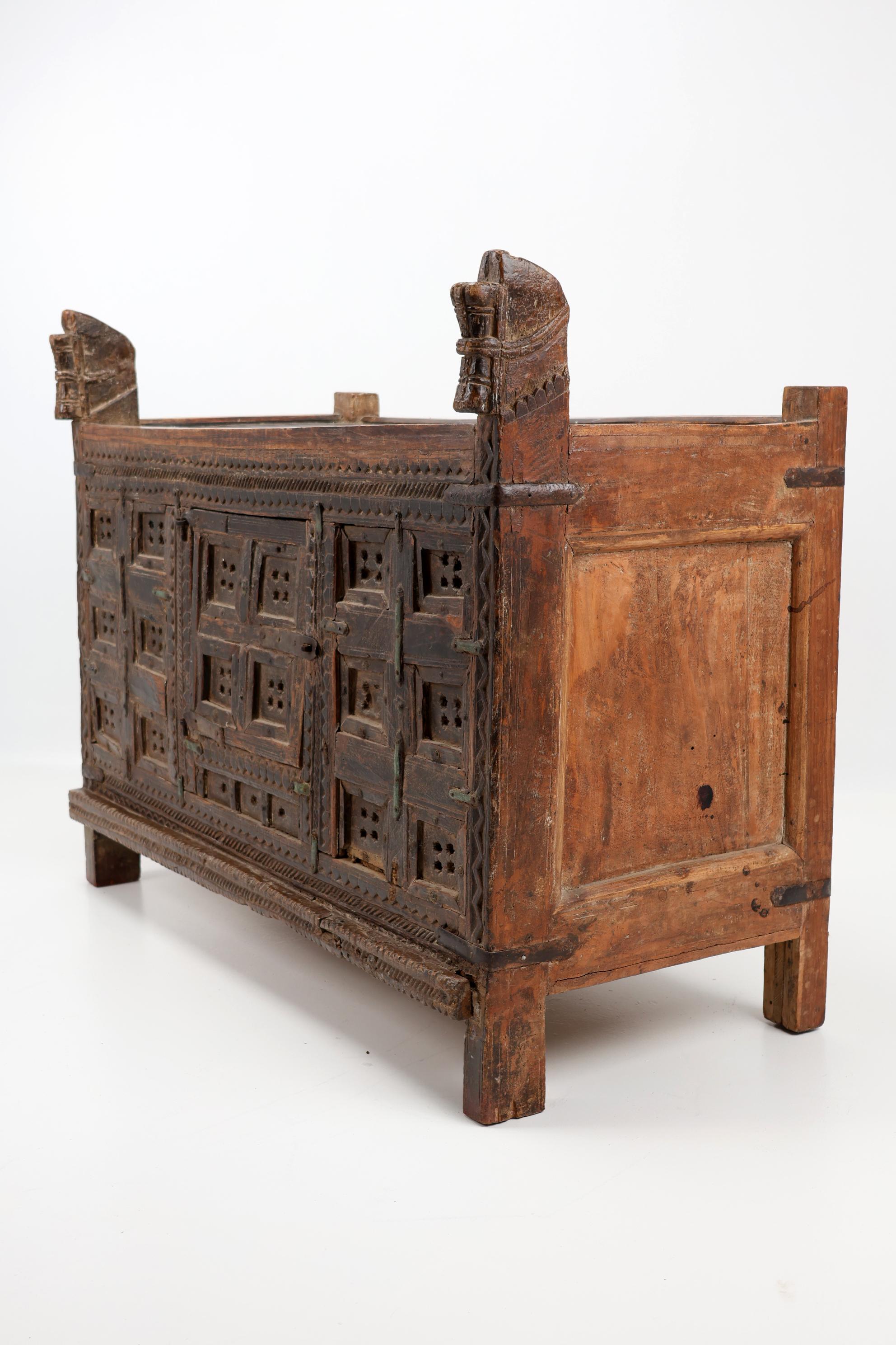 Cassettone indiano della fine del XIX secolo, in legno dolce e ferro, montato su una cassa per dote In condizioni buone in vendita a Stahnsdorf, DE