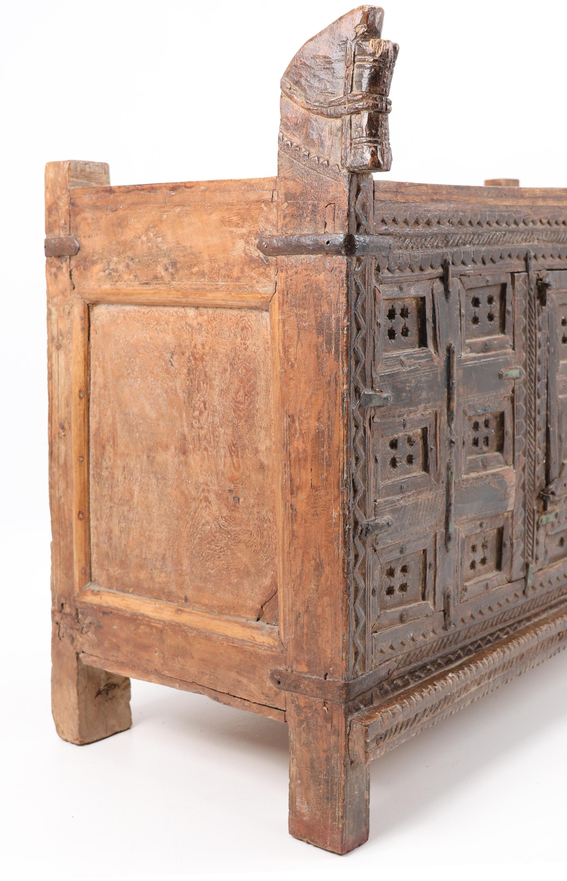Fine XIX secolo Cassettone indiano della fine del XIX secolo, in legno dolce e ferro, montato su una cassa per dote in vendita