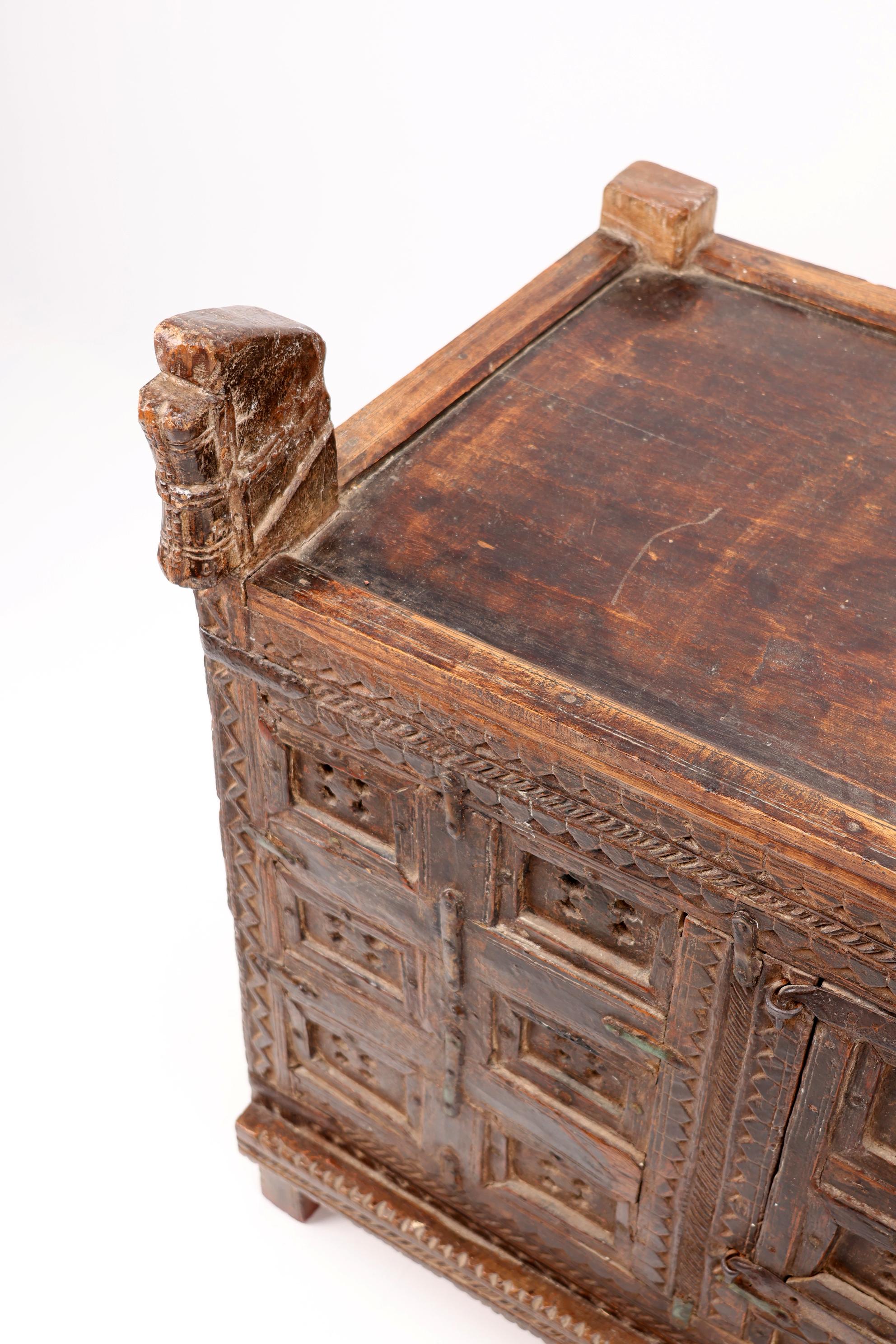 Cassettone indiano della fine del XIX secolo, in legno dolce e ferro, montato su una cassa per dote in vendita 1