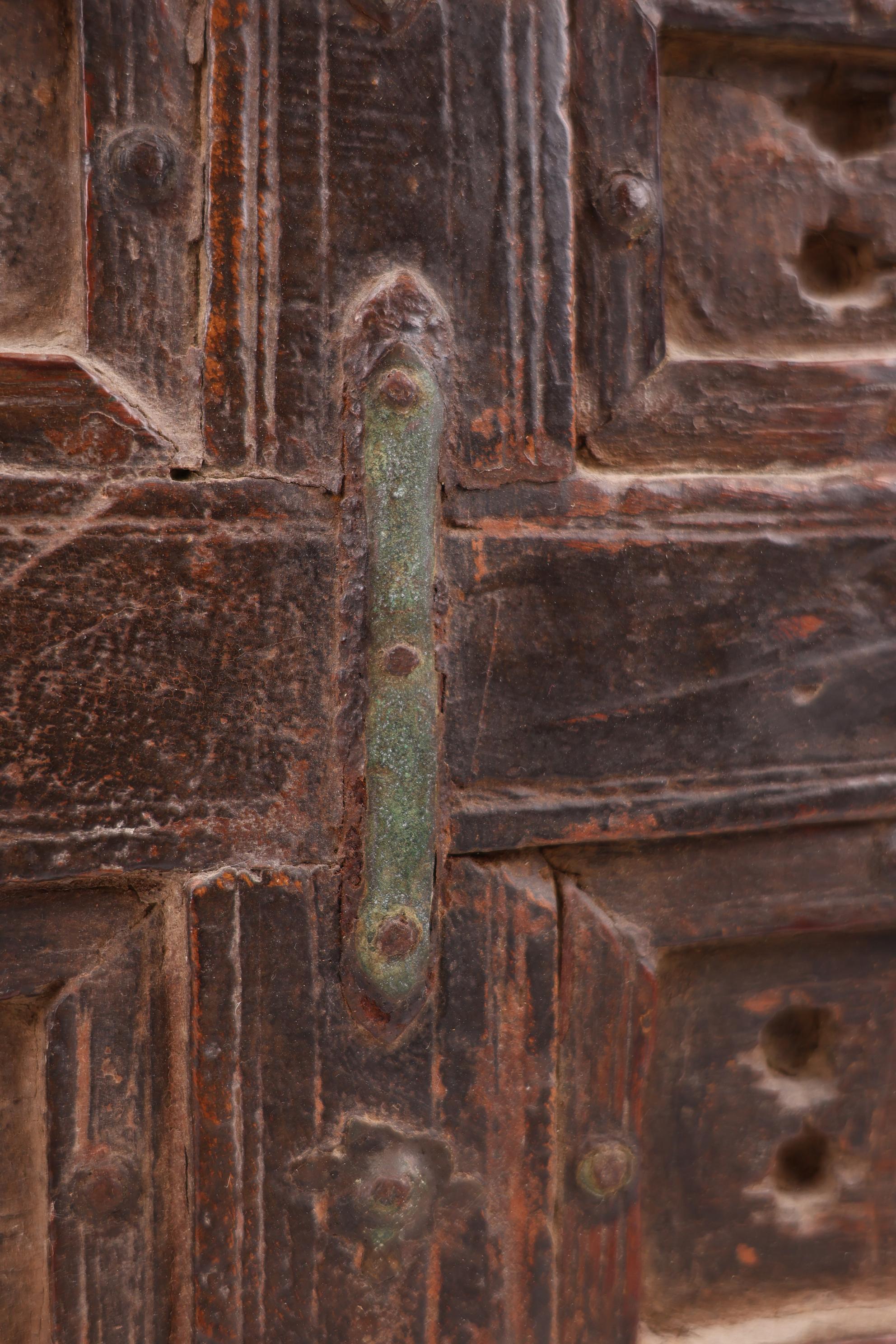 Cassettone indiano della fine del XIX secolo, in legno dolce e ferro, montato su una cassa per dote in vendita 2