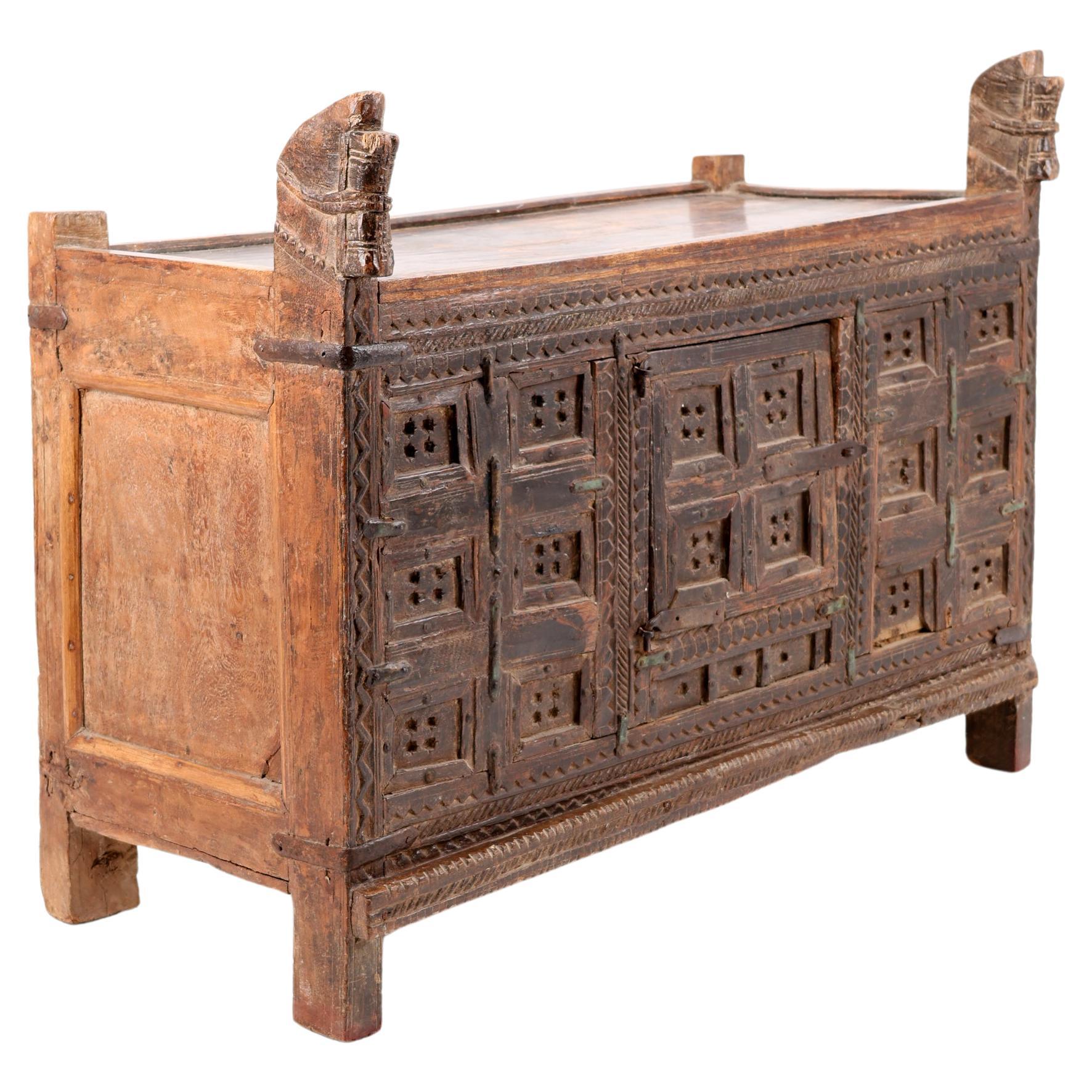 Cassettone indiano della fine del XIX secolo, in legno dolce e ferro, montato su una cassa per dote in vendita