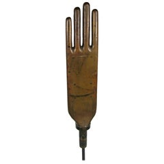 Sculpture industrielle du XIXe siècle représentant une main en cuivre et laiton sur socle