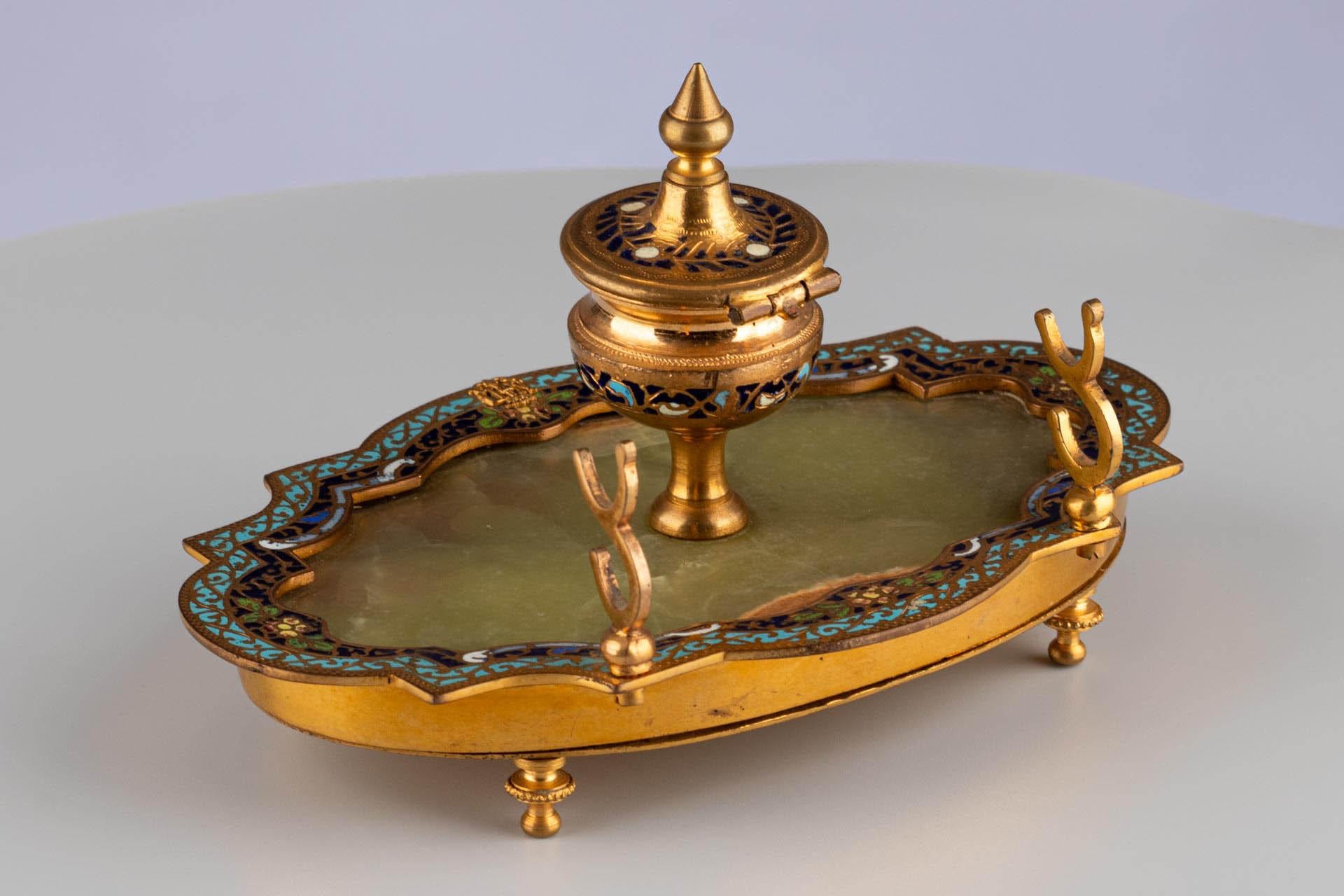 Francese Calamaio della fine del XIX secolo con marmo d'onice e smalto cloisonne in vendita