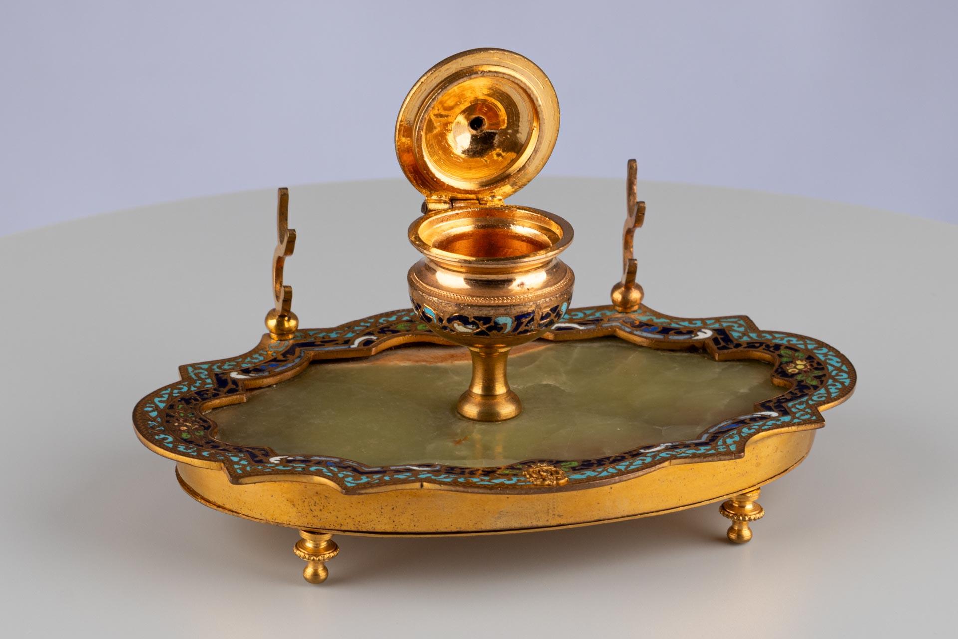 Ottone Calamaio della fine del XIX secolo con marmo d'onice e smalto cloisonne in vendita