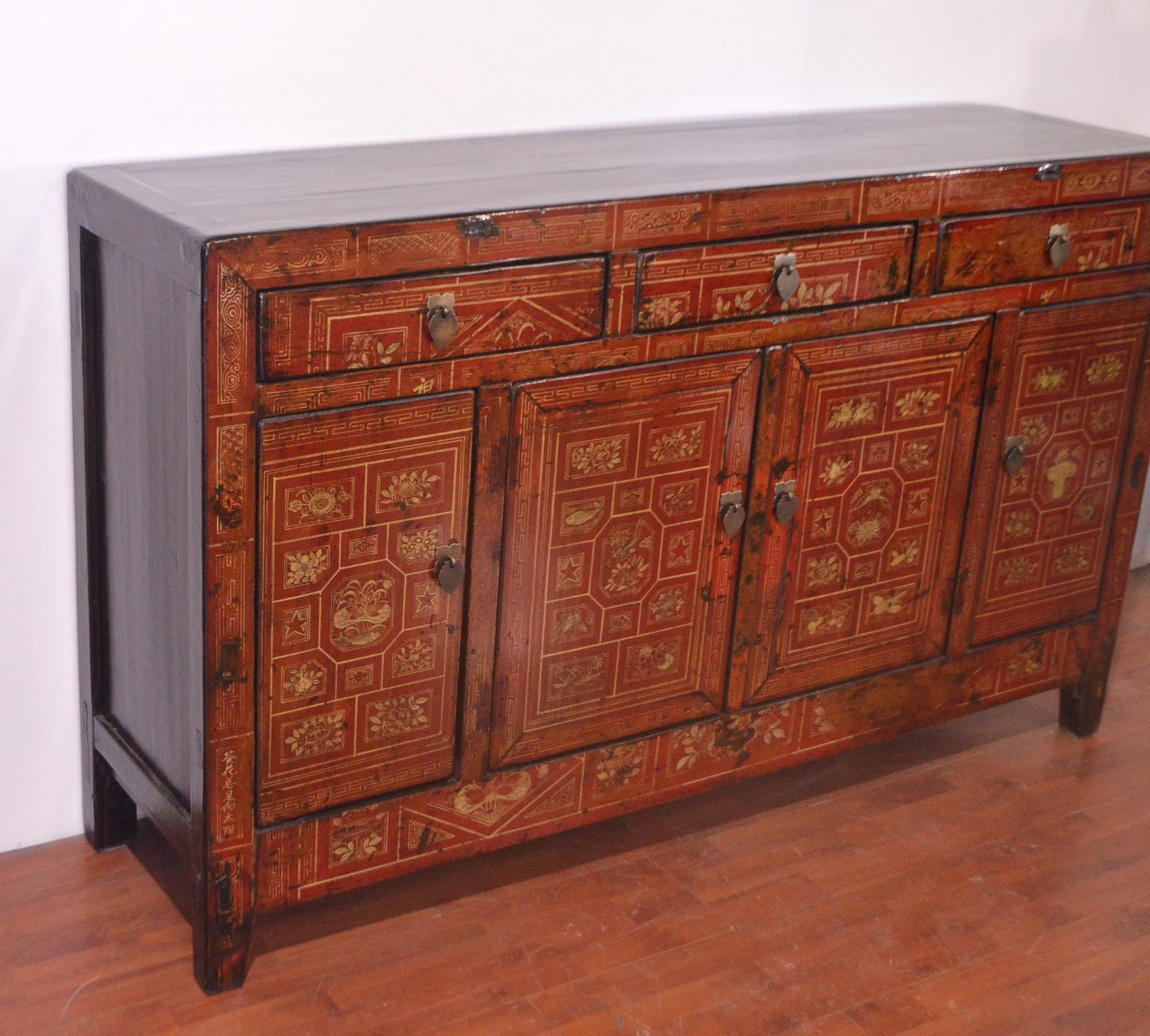 Beautiful inner Mongolian buffet from the late 19th century. The particularly functional structure is composed by 3 drawers and 4 openable doors with a lot of space inside. The face is lacquered red while the top and the sides are natural Northern