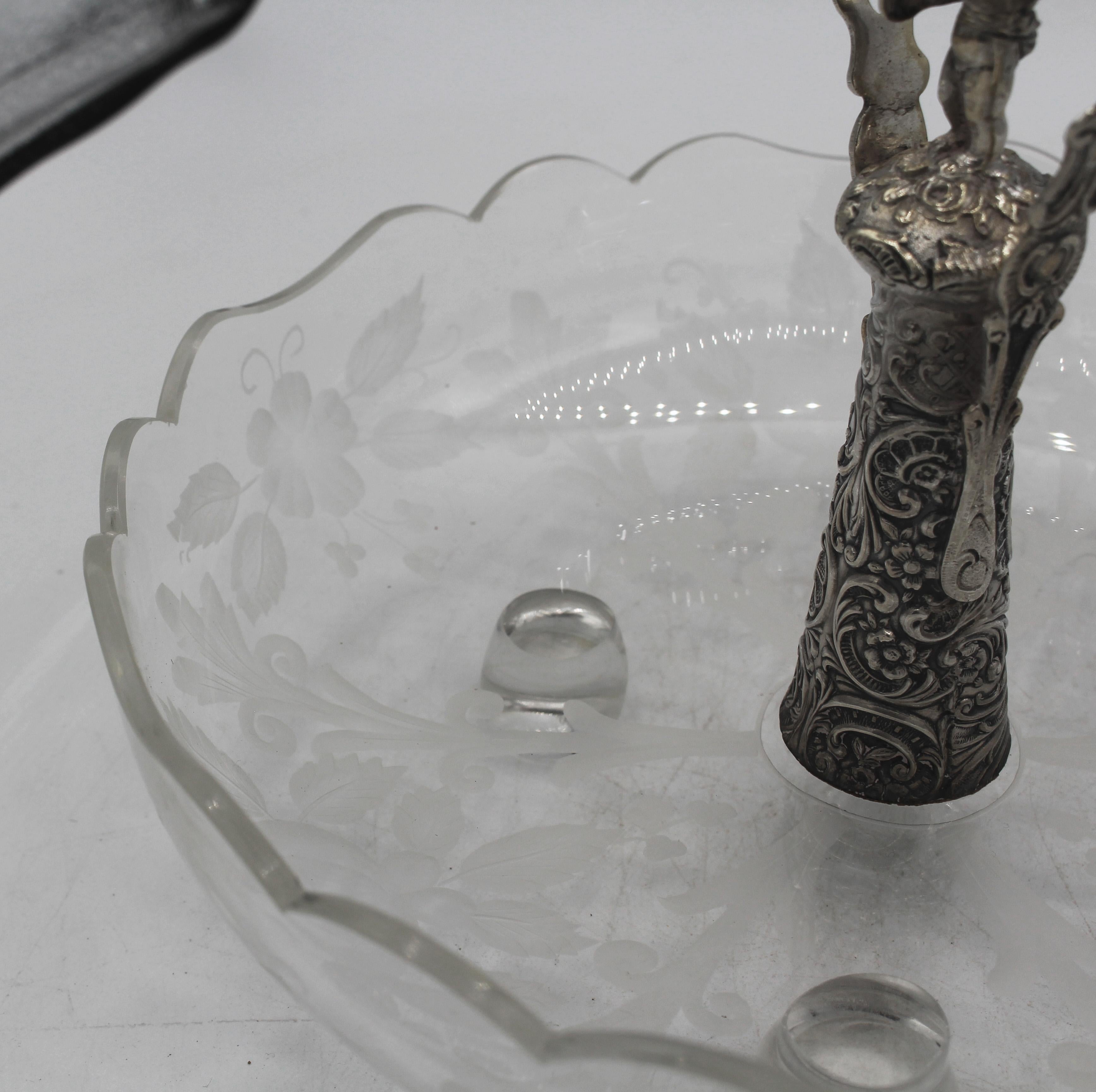 Italiano Piatto in vetro calcografico della fine del XIX secolo con decorazione di putti in argento in vendita