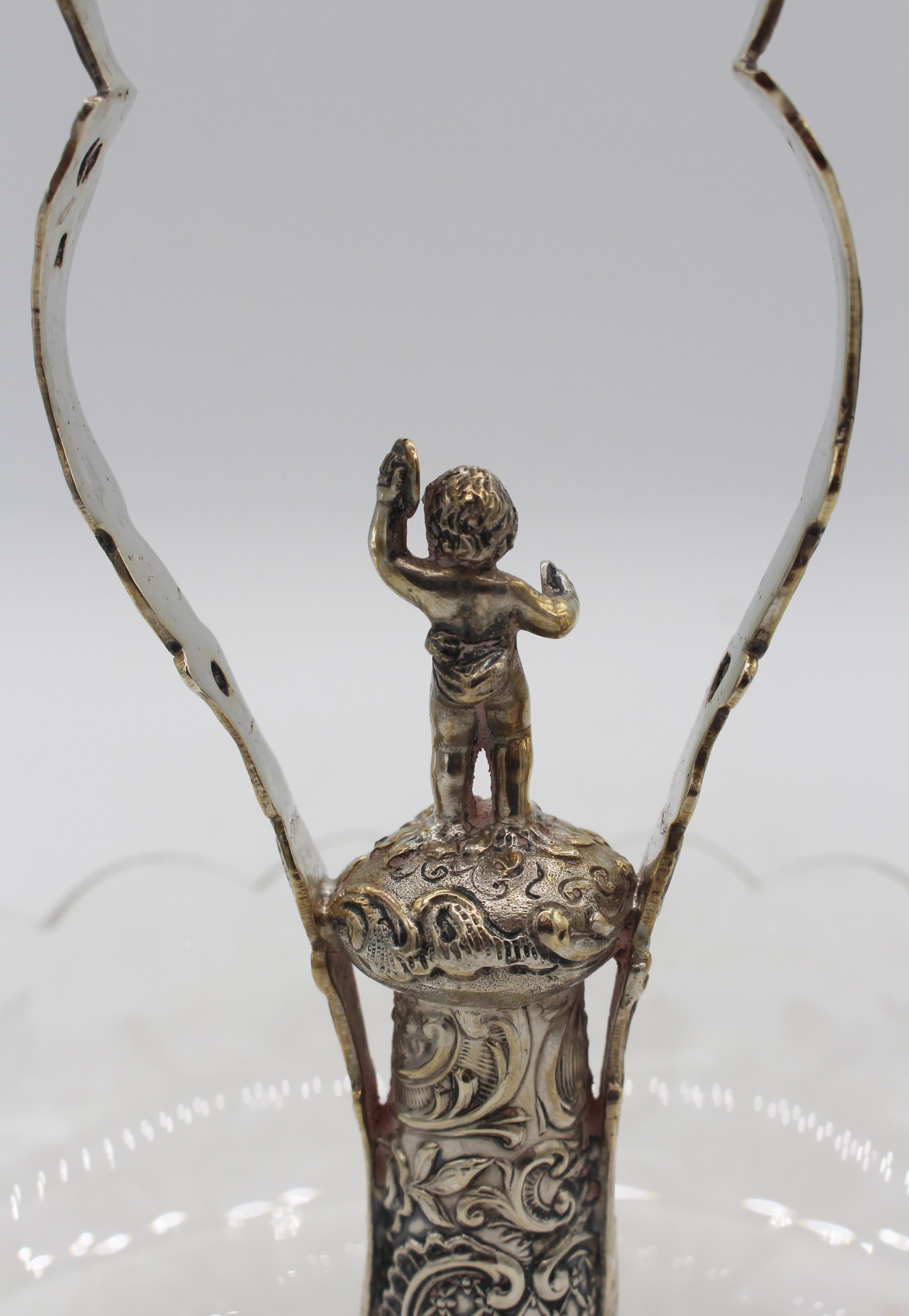 Piatto in vetro calcografico della fine del XIX secolo con decorazione di putti in argento In condizioni buone in vendita a Chapel Hill, NC