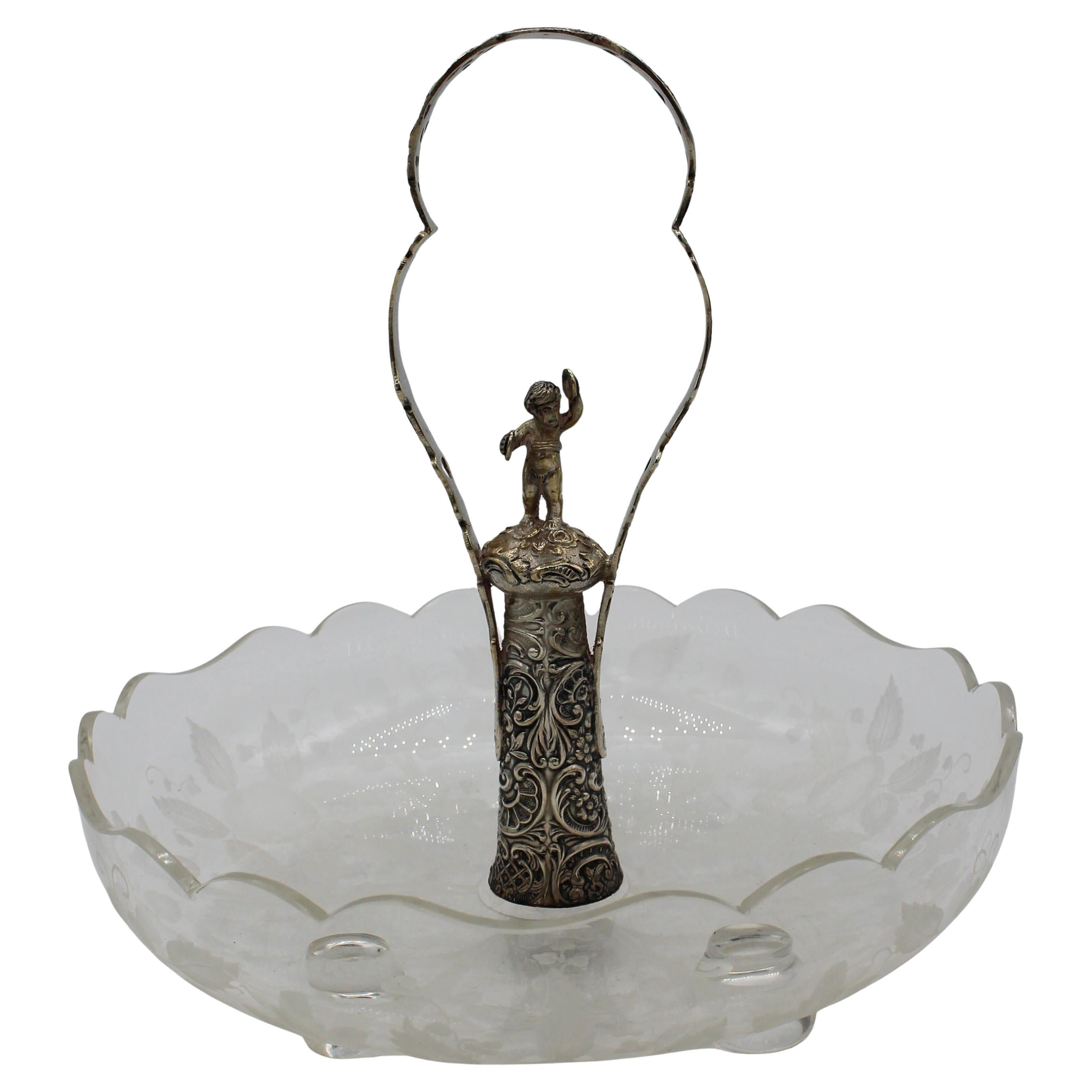 Piatto in vetro calcografico della fine del XIX secolo con decorazione di putti in argento in vendita