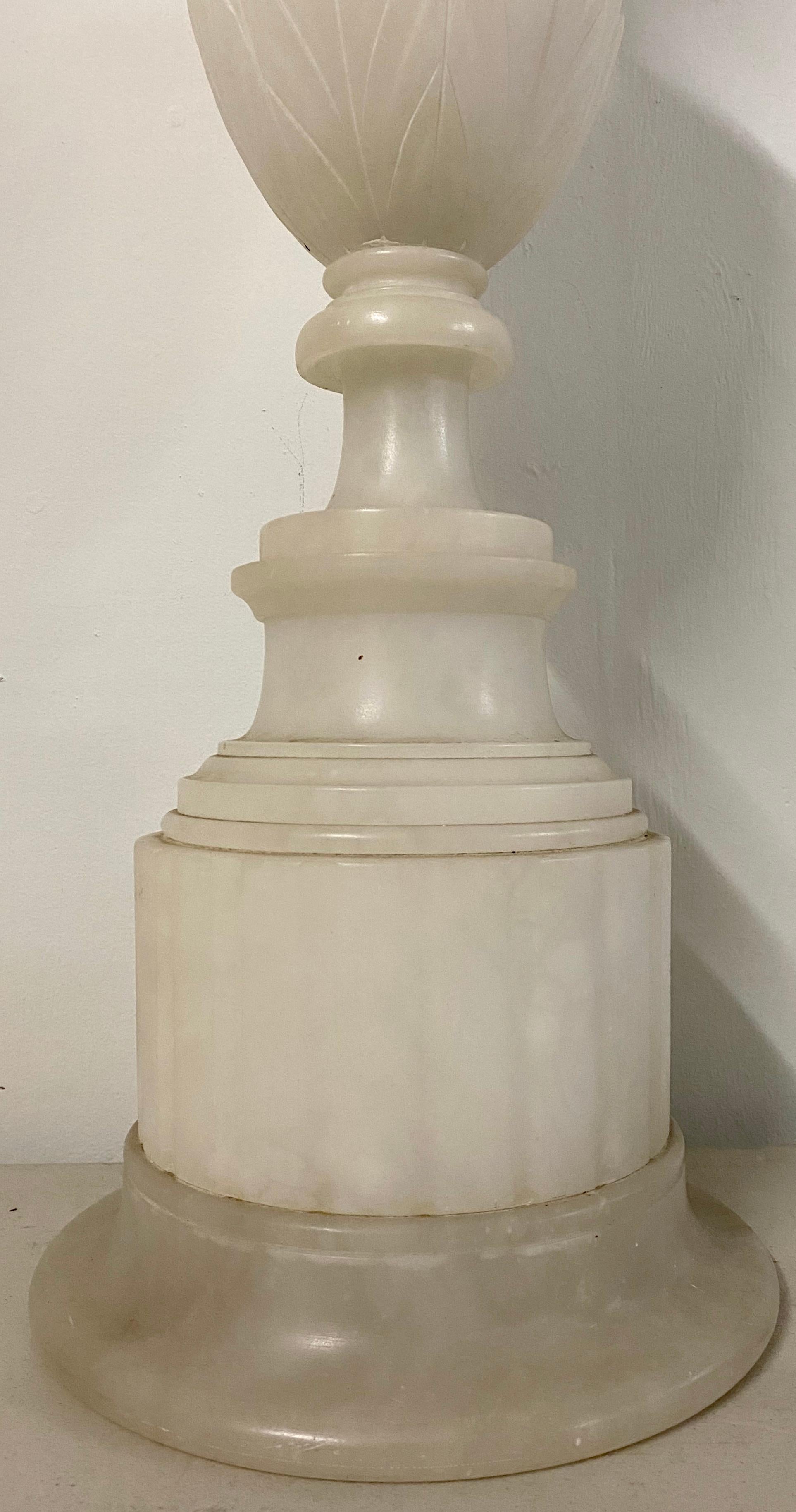 Italienische Alabaster-Urnen-Tischlampe, Ende 19. Jahrhundert, um 1890

8.5