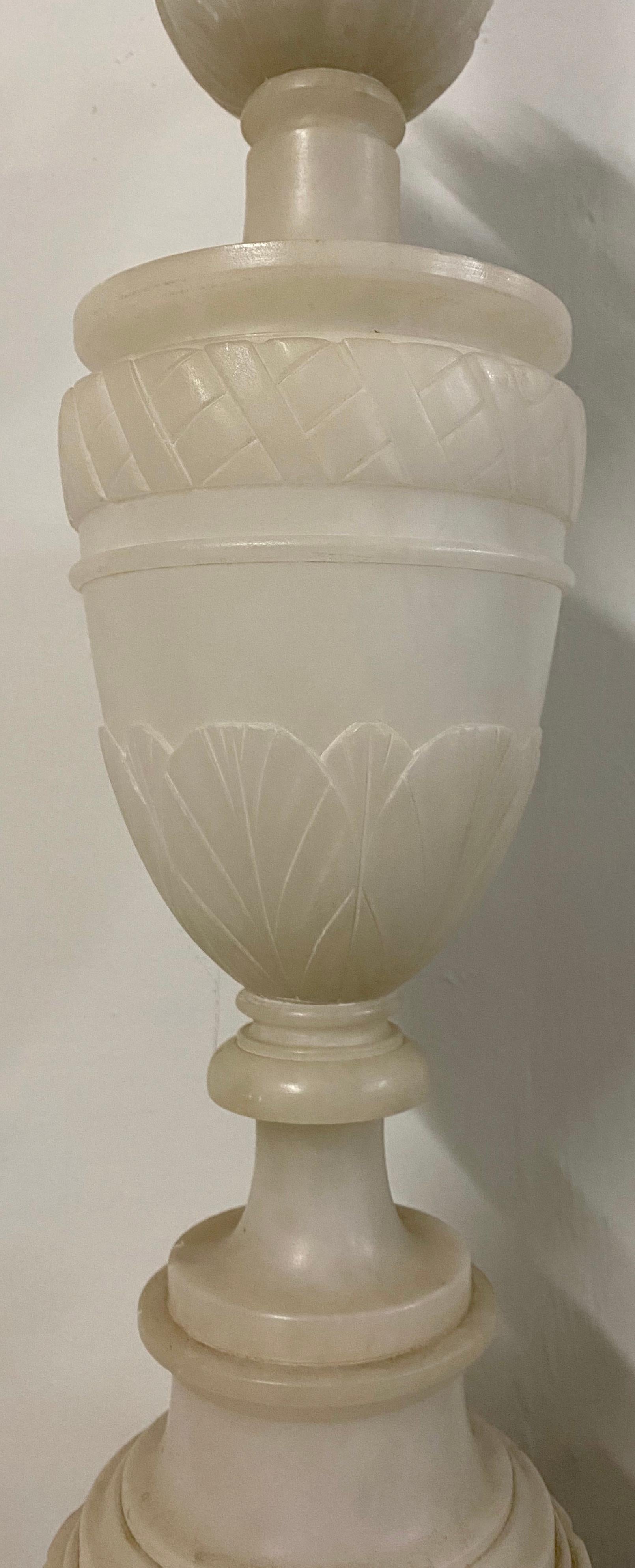 Italienische Alabaster-Urnen-Tischlampe aus dem späten 19. Jahrhundert, um 1890 (Handgefertigt) im Angebot