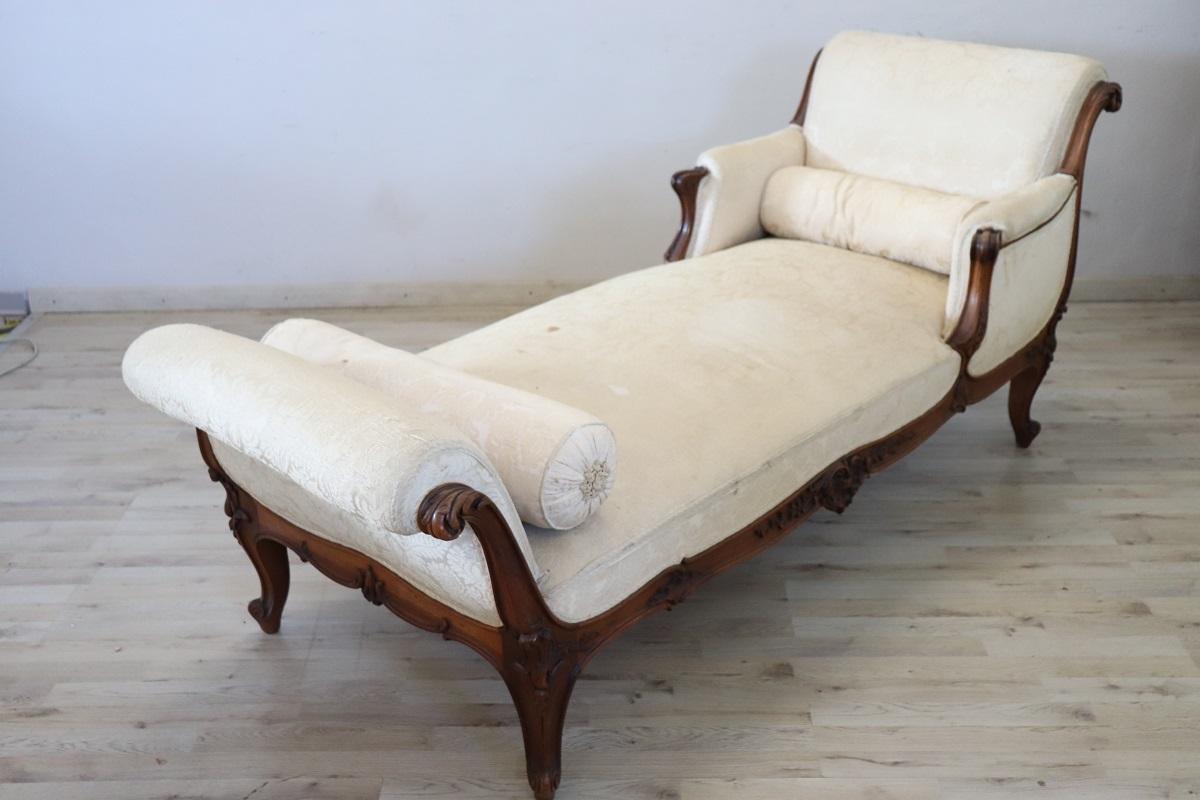 Wir bieten diese antike italienische Chaiselongue aus dem späten 19. Jahrhundert an.

Das Gestell aus massivem Nussbaumholz und die bequem gepolsterte Sitzfläche und Rückenlehne sind von den fließenden Linien der Epoche Ludwigs XV. inspiriert, die