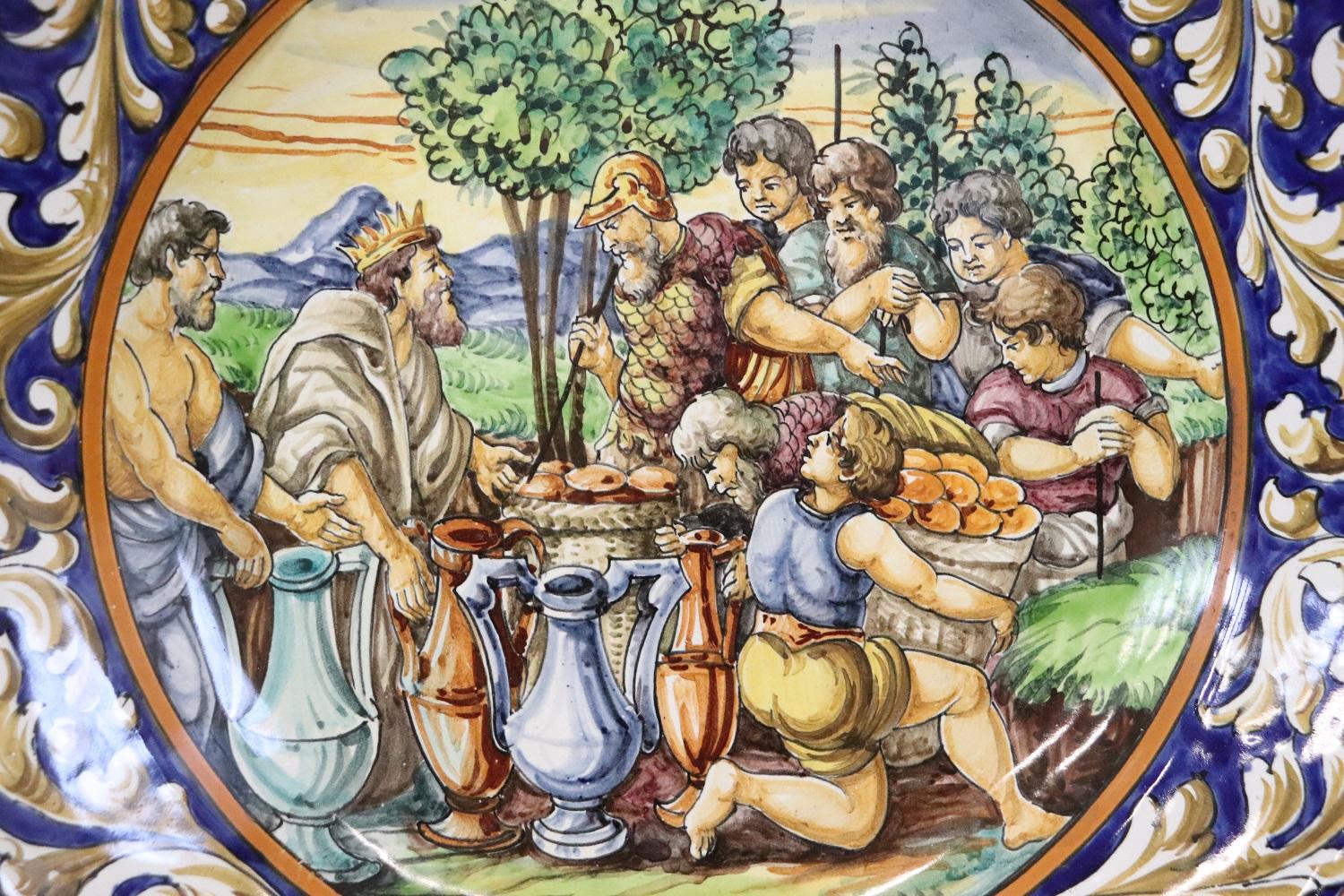 Peint Fin du 19ème siècle, deux assiettes murales décoratives en majolique ancienne italienne en vente