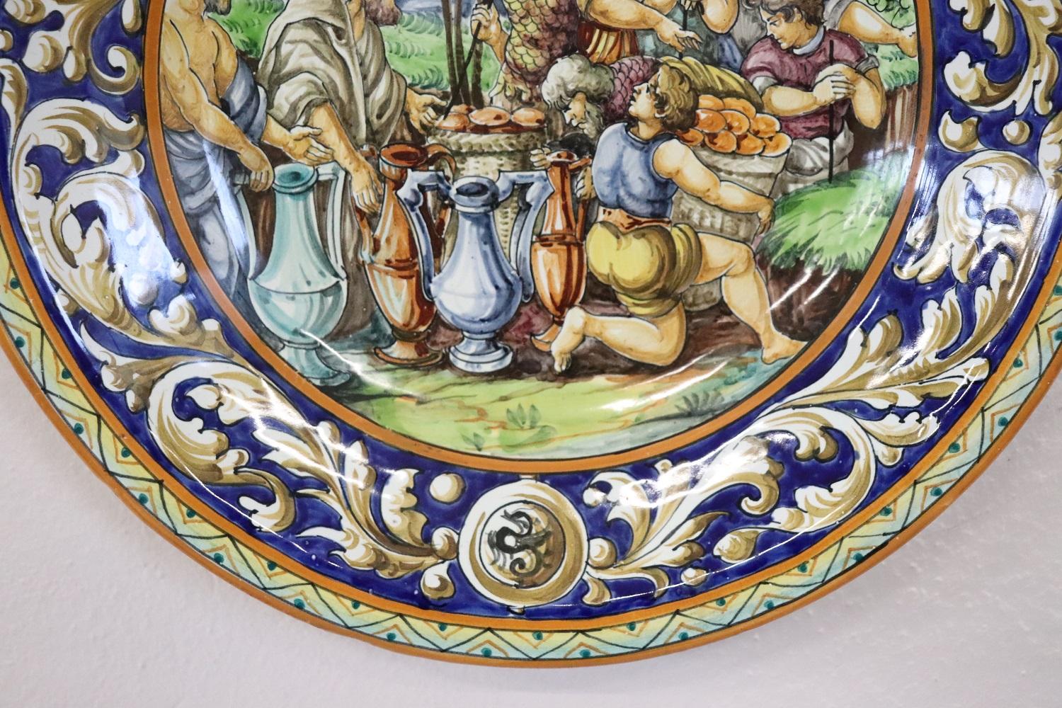 Zwei dekorative italienische antike Majolika-Wandteller aus dem späten 19. Jahrhundert im Zustand „Hervorragend“ im Angebot in Casale Monferrato, IT