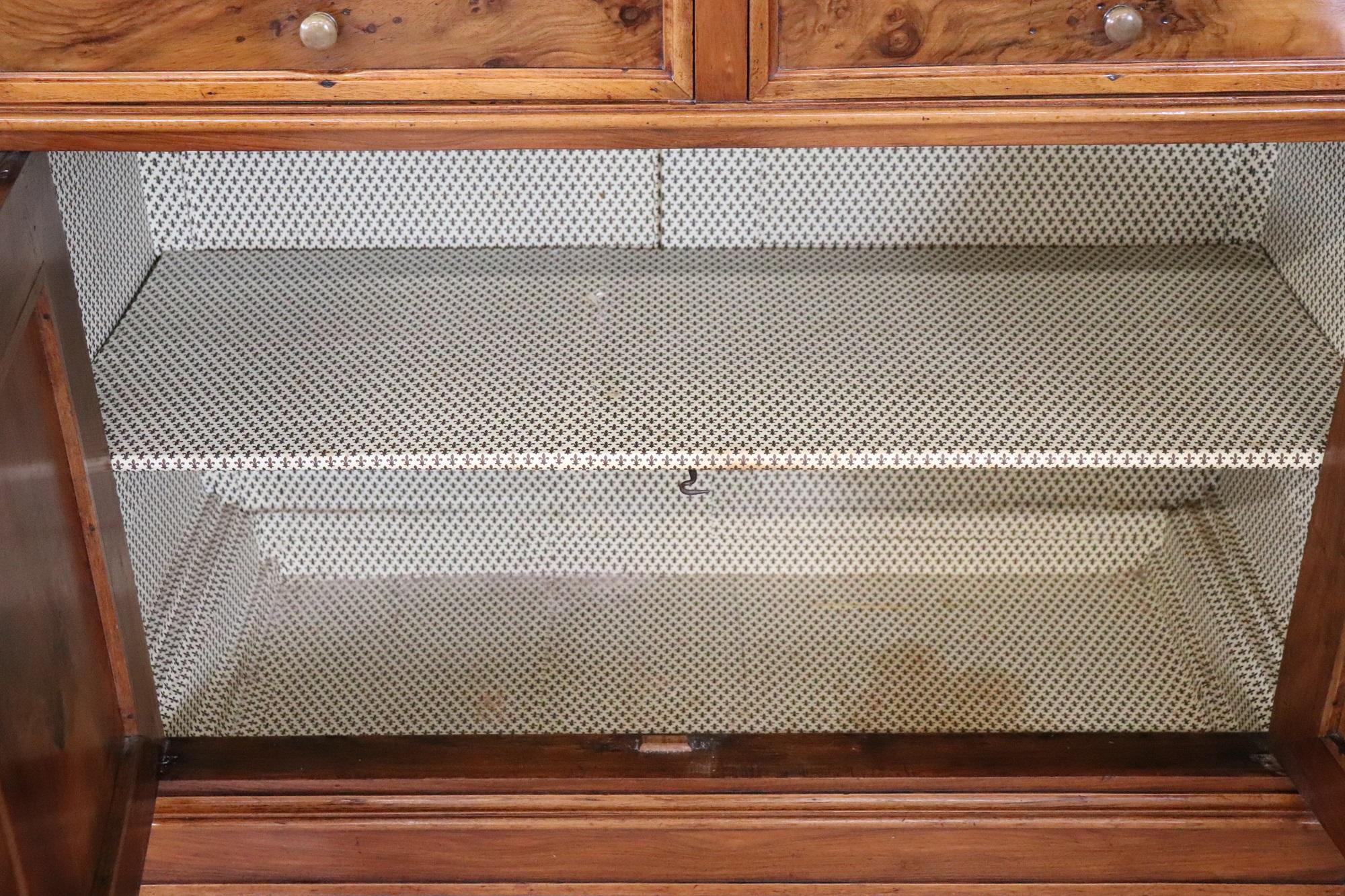 Buffet italien ancien de la fin du XIXe siècle en placage de noyer en vente 6