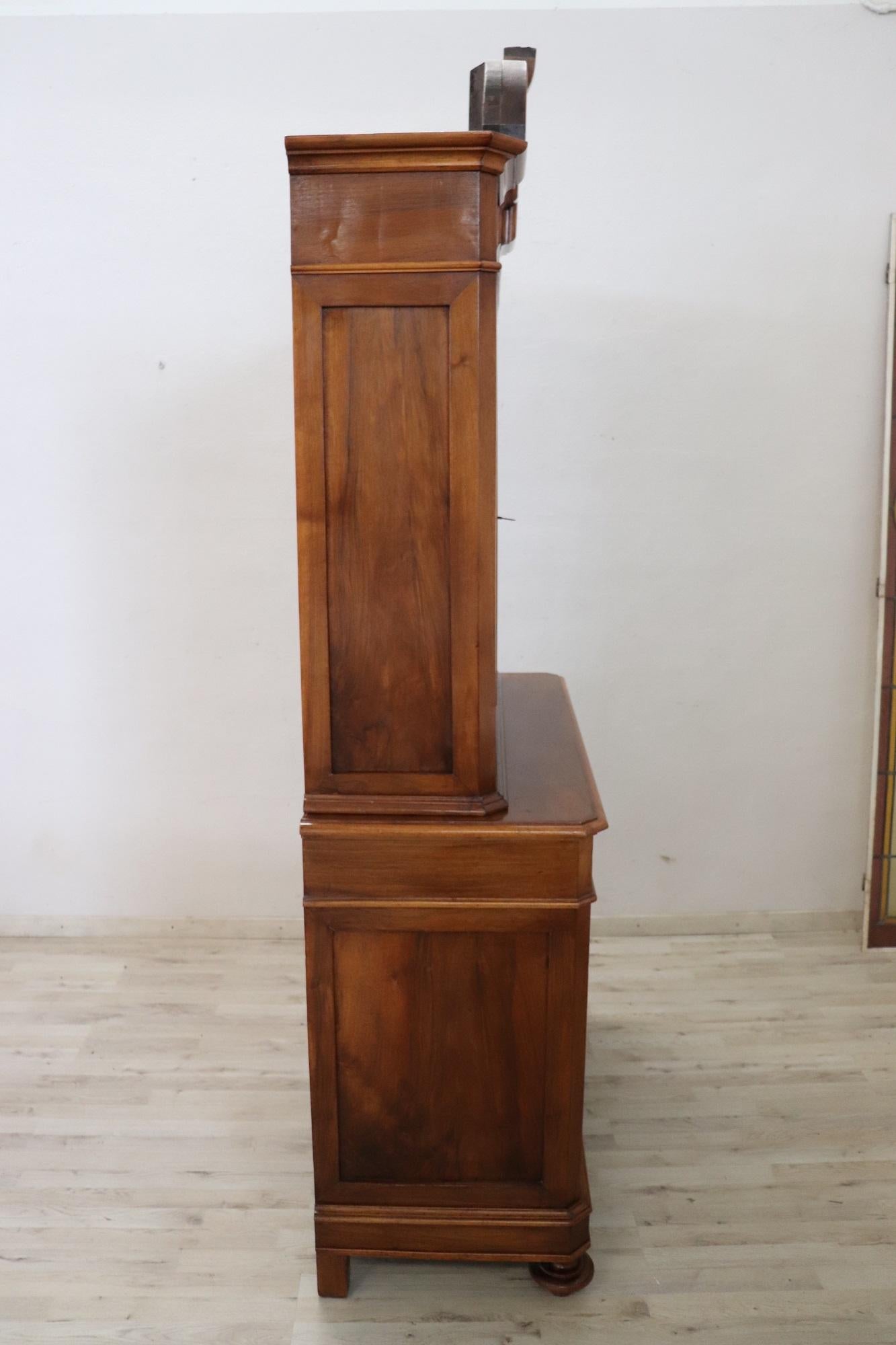 Buffet italien ancien de la fin du XIXe siècle en placage de noyer en vente 8