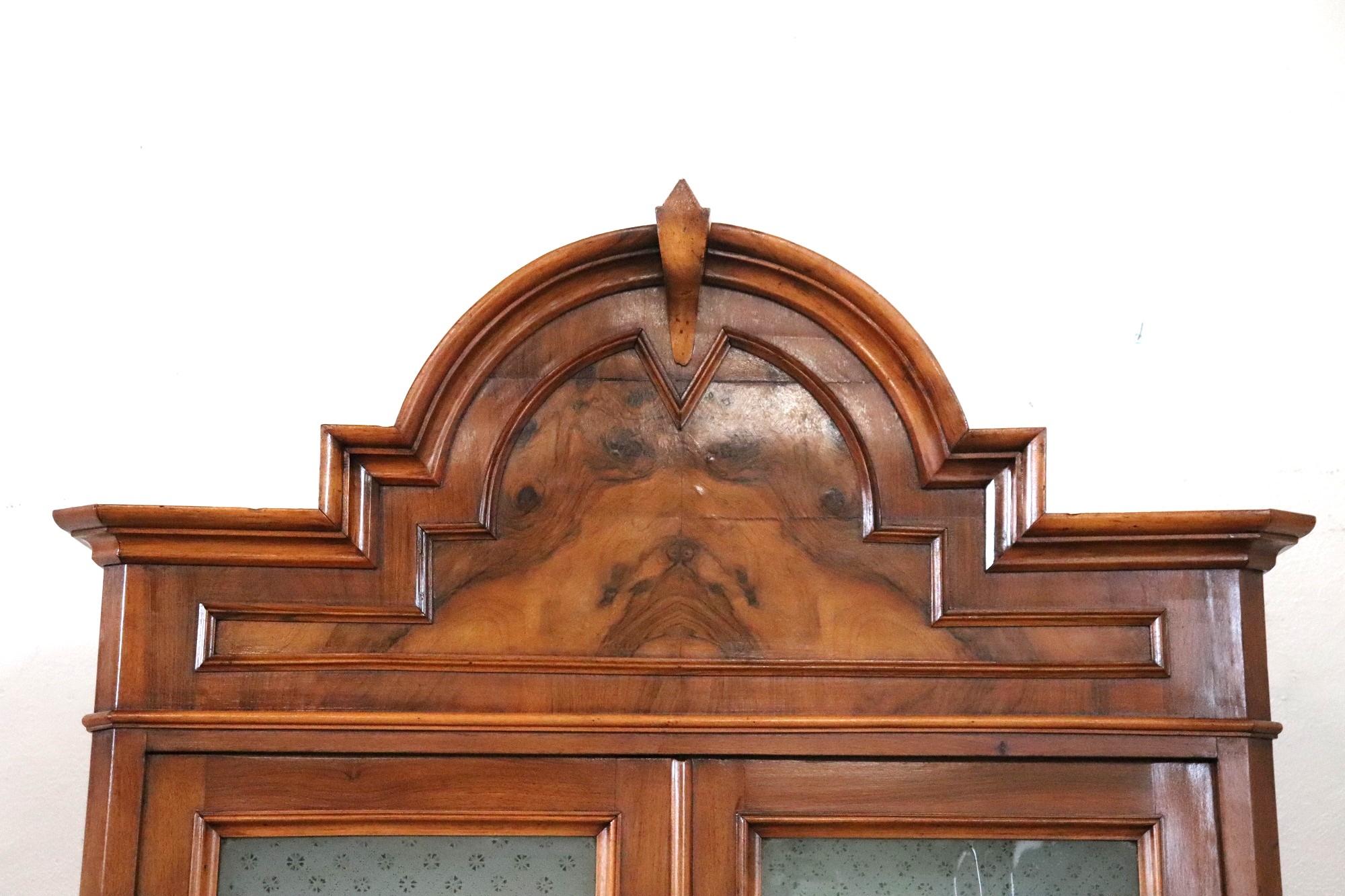 Nous vous présentons ce buffet italien ancien, réalisé en placage de noyer à la fin du XIXe siècle. Ce buffet haut est composé de deux parties distinctes, ce qui permet de le déplacer facilement.

La partie supérieure comporte des portes en verre