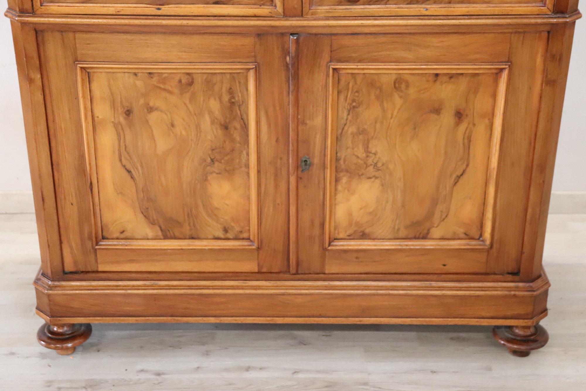 Noyer Buffet italien ancien de la fin du XIXe siècle en placage de noyer en vente