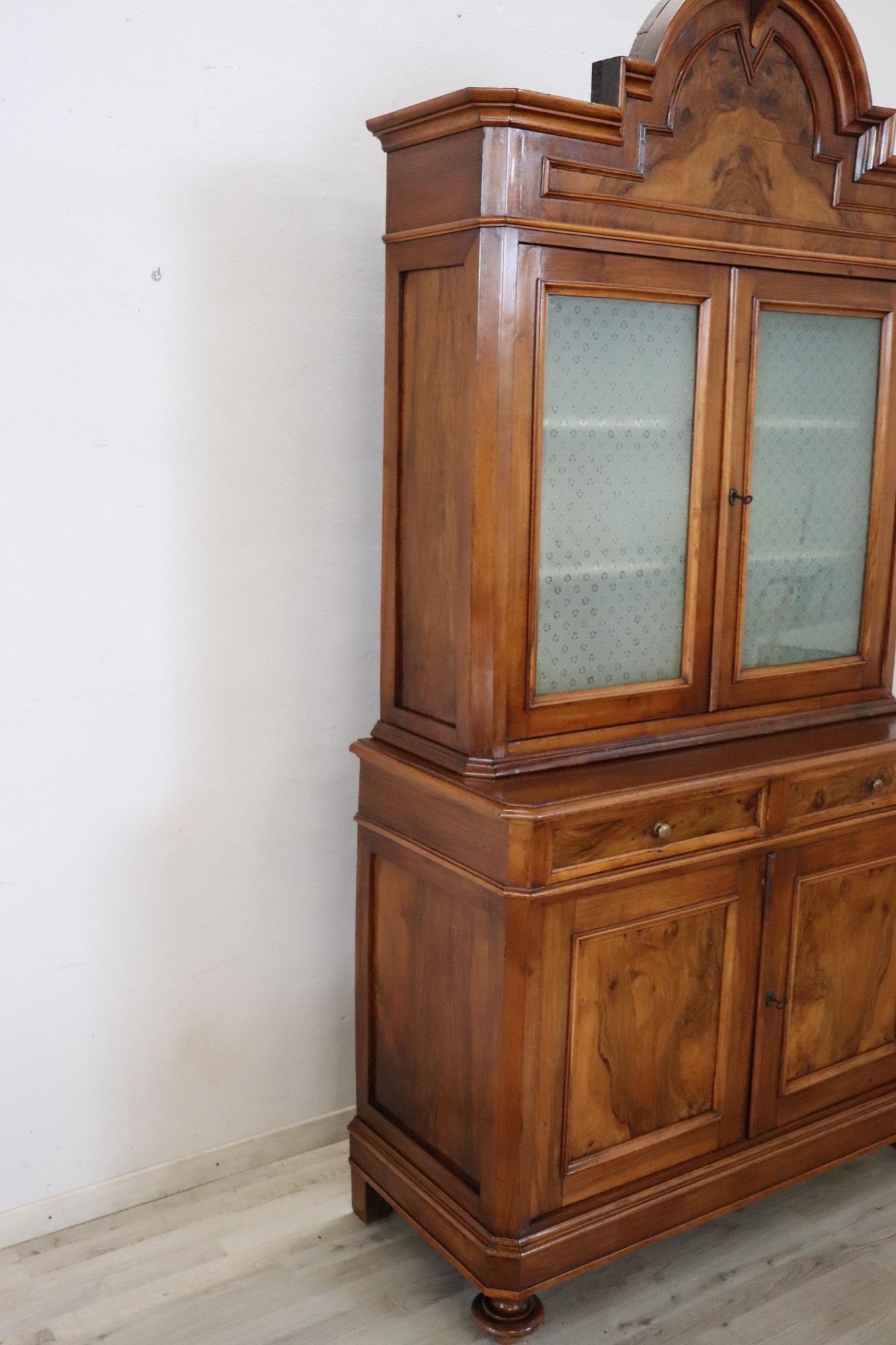 Buffet italien ancien de la fin du XIXe siècle en placage de noyer en vente 1
