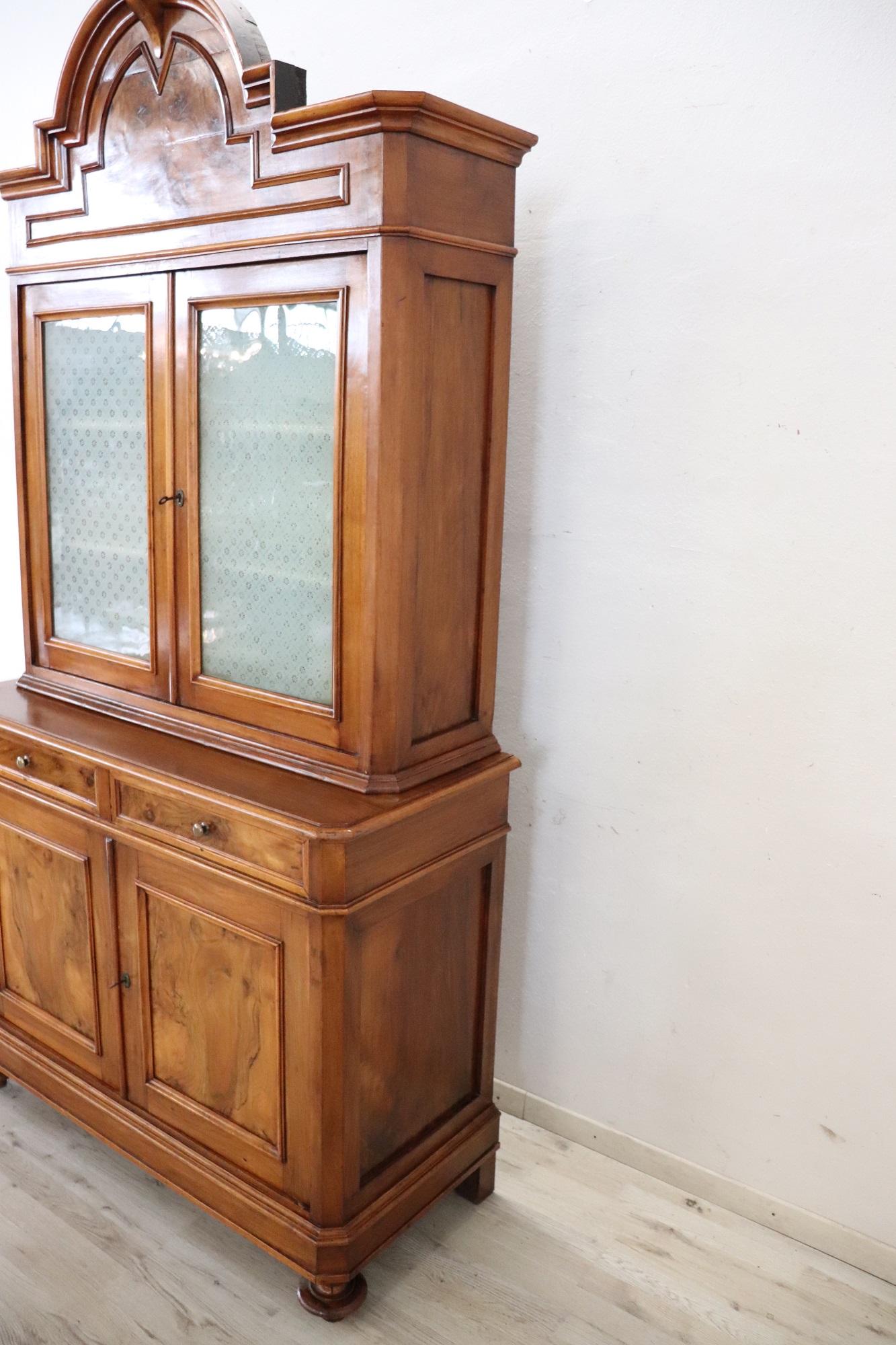 Buffet italien ancien de la fin du XIXe siècle en placage de noyer en vente 2