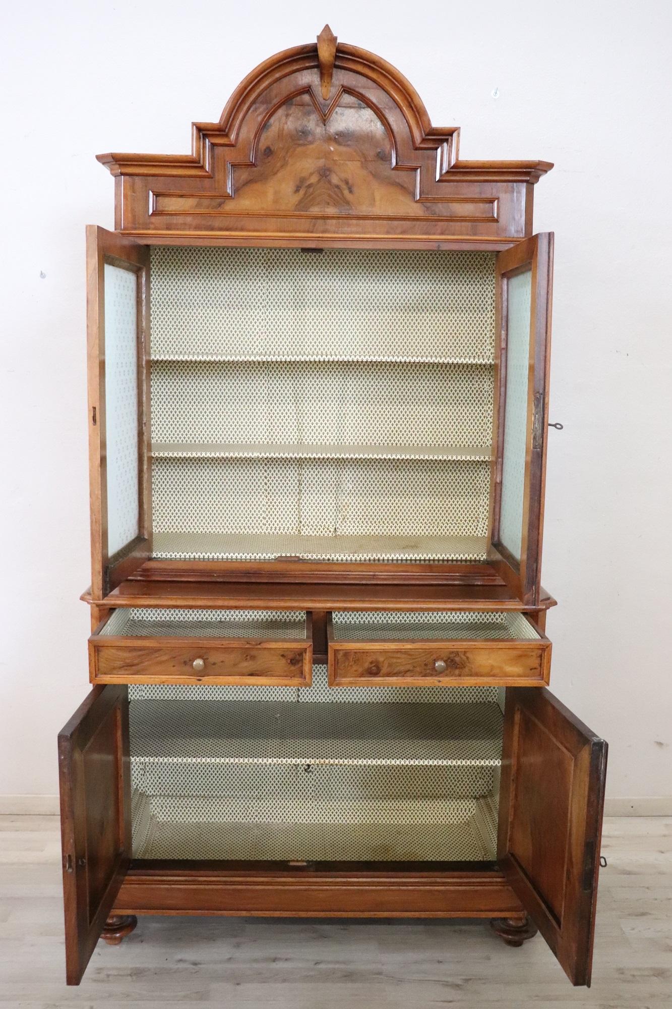 Buffet italien ancien de la fin du XIXe siècle en placage de noyer en vente 3