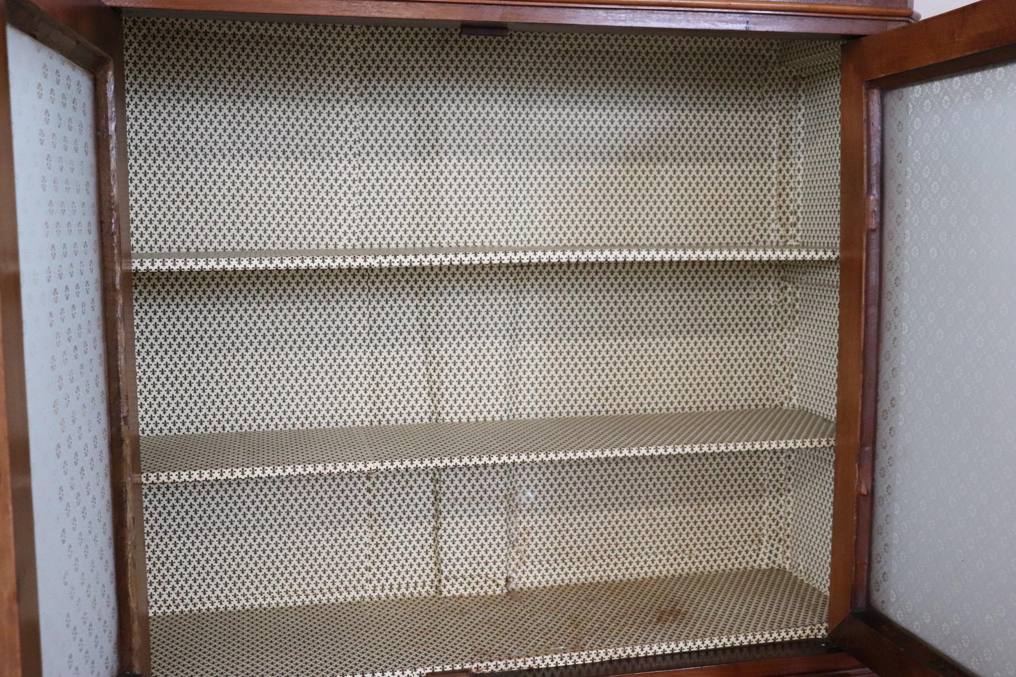 Buffet italien ancien de la fin du XIXe siècle en placage de noyer en vente 4