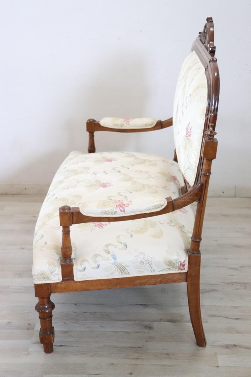 Spätes 19. Jahrhundert Italienische Antike Kleine Couch in Nussbaum im Angebot 6