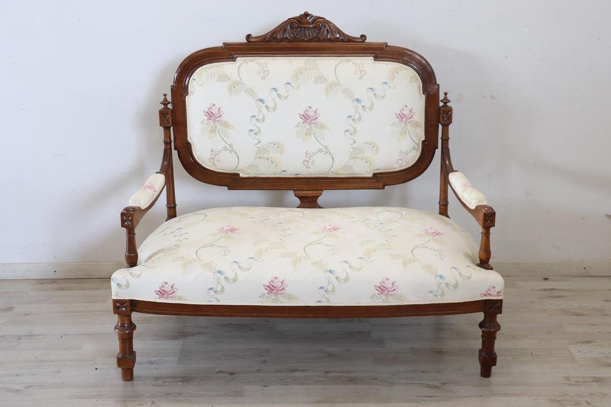 Wir bieten dieses antike italienische Sofa aus dem späten 19. Jahrhundert an.

Das Sofa hat einen massiven Nussbaumrahmen und eine bequeme, gepolsterte Rückenlehne und Sitzfläche. Sein Design spiegelt perfekt die Mode der Zeit wider: Schlichte