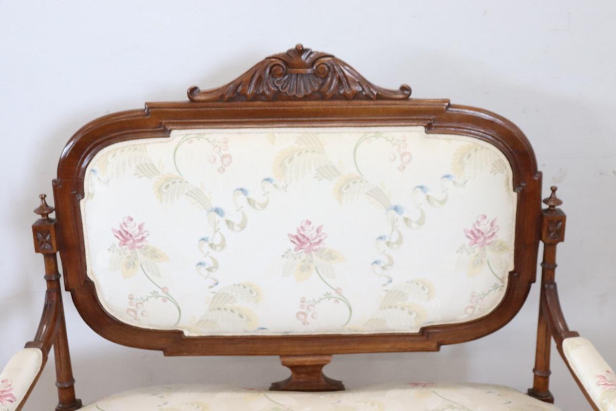 Spätes 19. Jahrhundert Italienische Antike Kleine Couch in Nussbaum im Zustand „Gut“ im Angebot in Casale Monferrato, IT