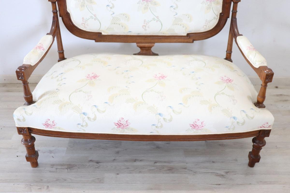 Spätes 19. Jahrhundert Italienische Antike Kleine Couch in Nussbaum (Walnuss) im Angebot
