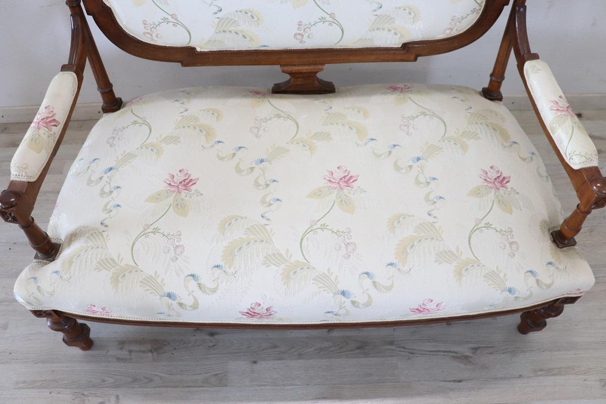 Spätes 19. Jahrhundert Italienische Antike Kleine Couch in Nussbaum im Angebot 1