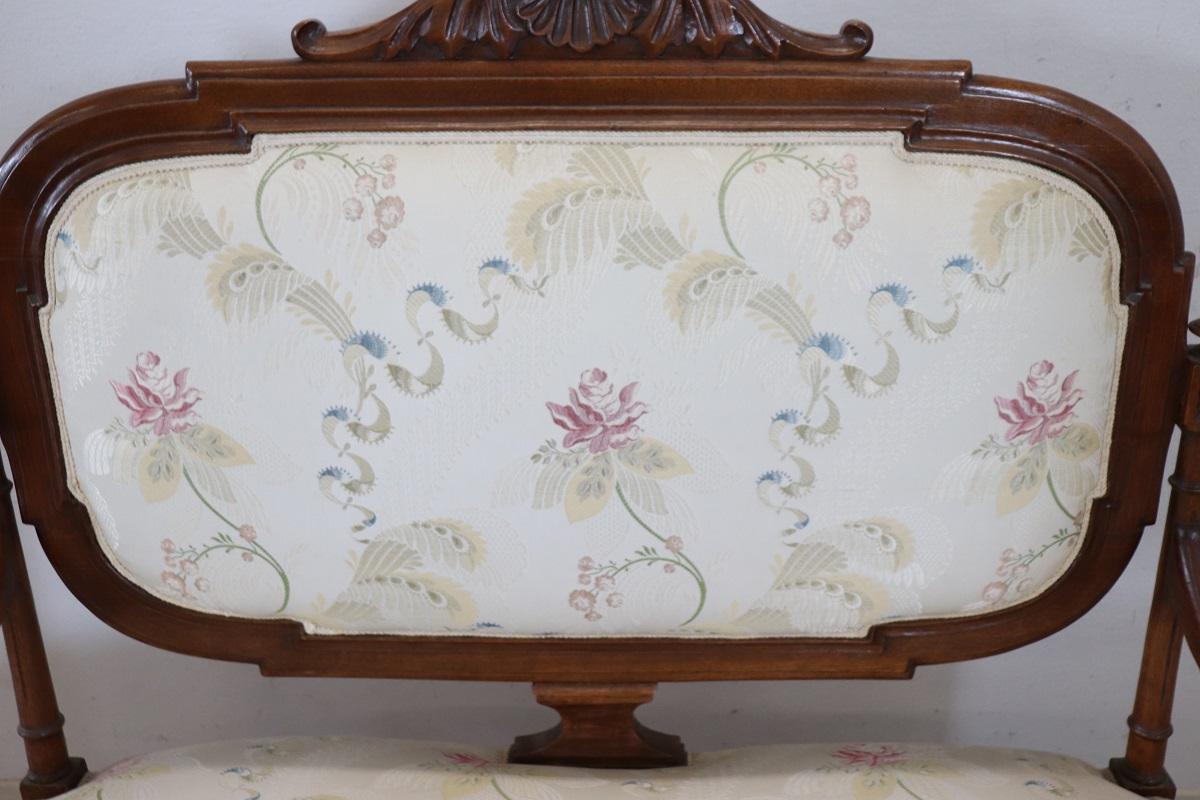 Spätes 19. Jahrhundert Italienische Antike Kleine Couch in Nussbaum im Angebot 2