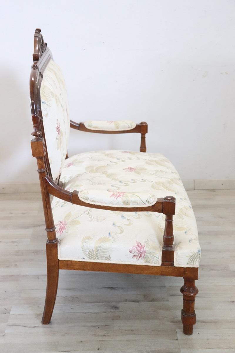 Spätes 19. Jahrhundert Italienische Antike Kleine Couch in Nussbaum im Angebot 3