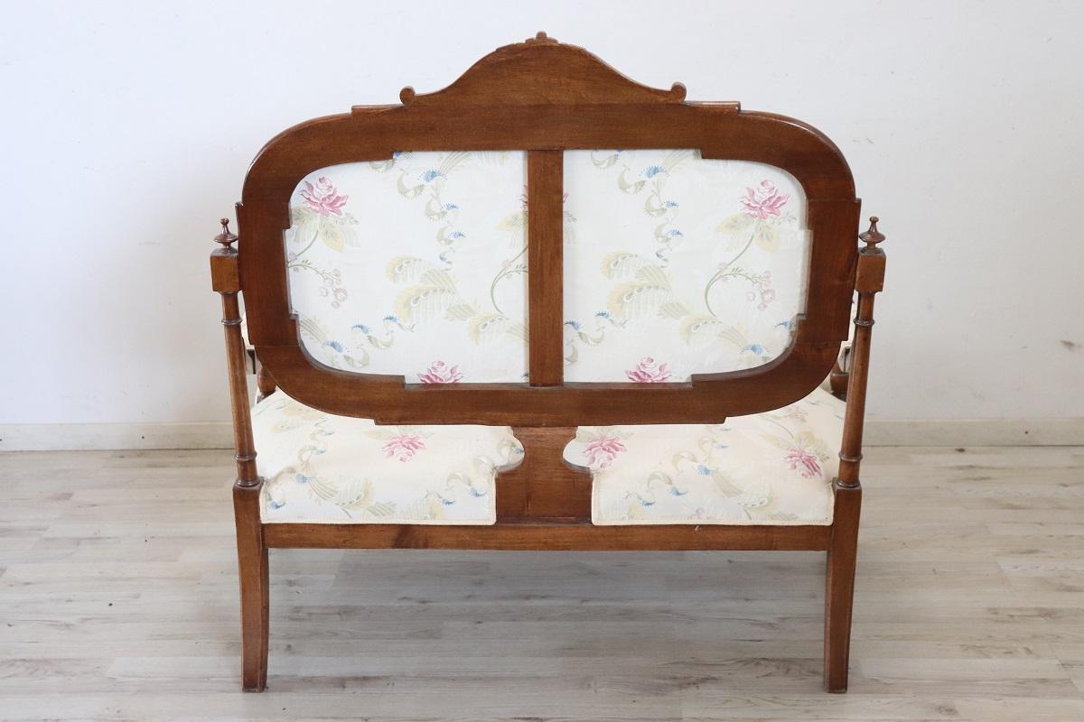 Spätes 19. Jahrhundert Italienische Antike Kleine Couch in Nussbaum im Angebot 4