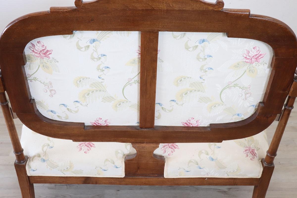 Spätes 19. Jahrhundert Italienische Antike Kleine Couch in Nussbaum im Angebot 5