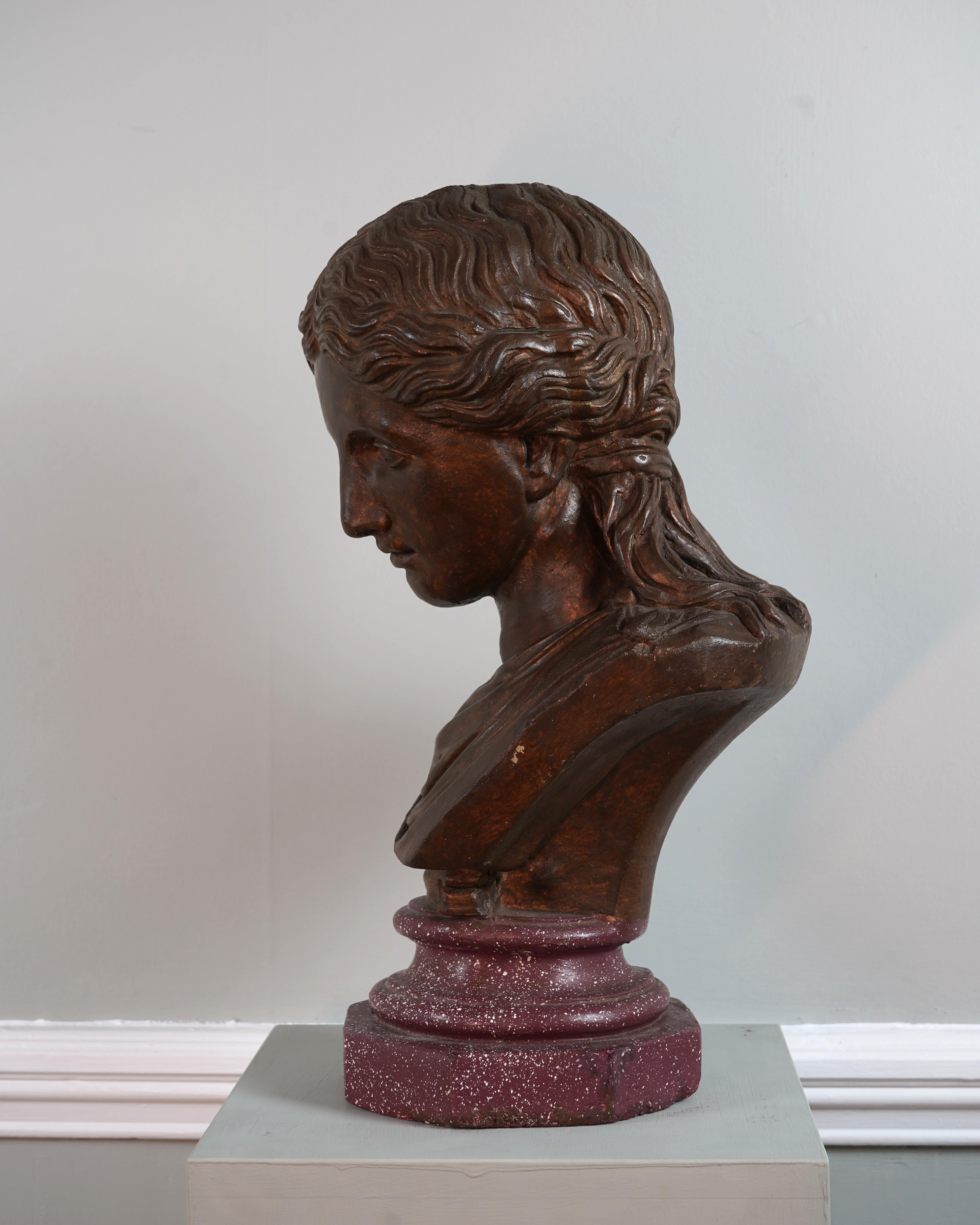 Effet bronze Late 19th Century Italian Bronzed Plaster Bust of a Goddess en vente