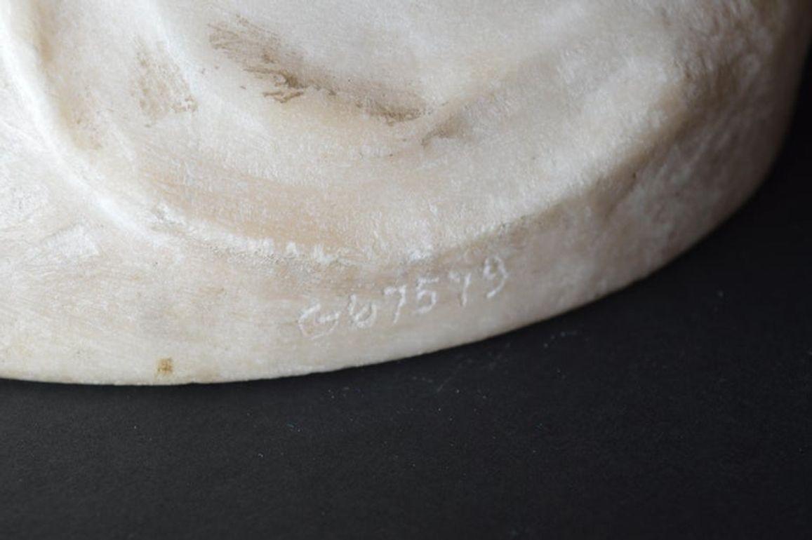 Statue d'une jeune femme en marbre de Carrare de la fin du 19e siècle. en vente 5